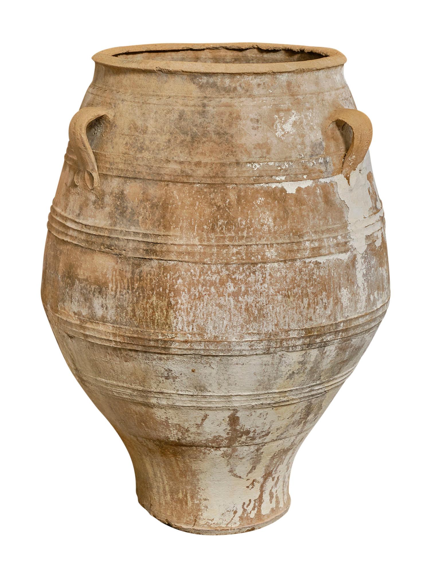 Olla Biot de estilo griego utilizada para contener aceite. De terracota, imponente sin ser prepotente. Es fuerte y está elaborada con delicadeza. La maceta ofrece un aspecto intemporal a tu jardín, patio o jardín.
