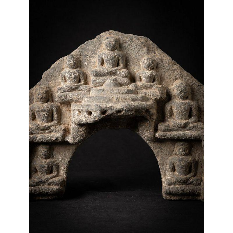 Material: Granite
Material: wood
29,5 cm high 
53,5 cm wide and 13 cm deep
Weight: 16 kgs
Originating from India
12-13th century
This motif is intended to frame and protect the head of a seated meditative Jina.
Special !

 