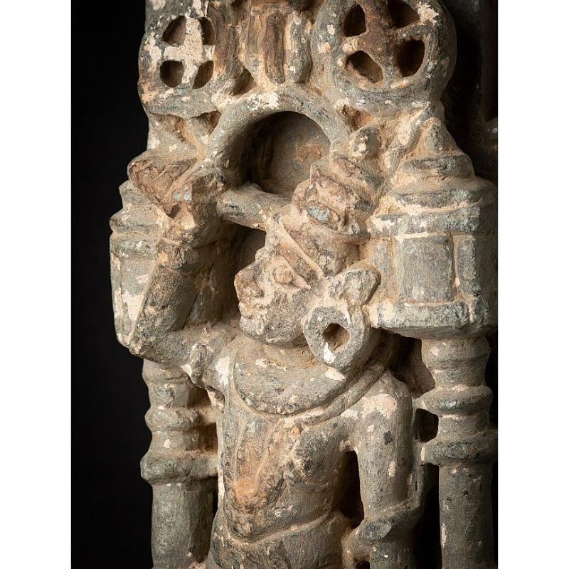 Antike Granitstatue aus einem Jain- Tempel aus Indien (Holz) im Angebot