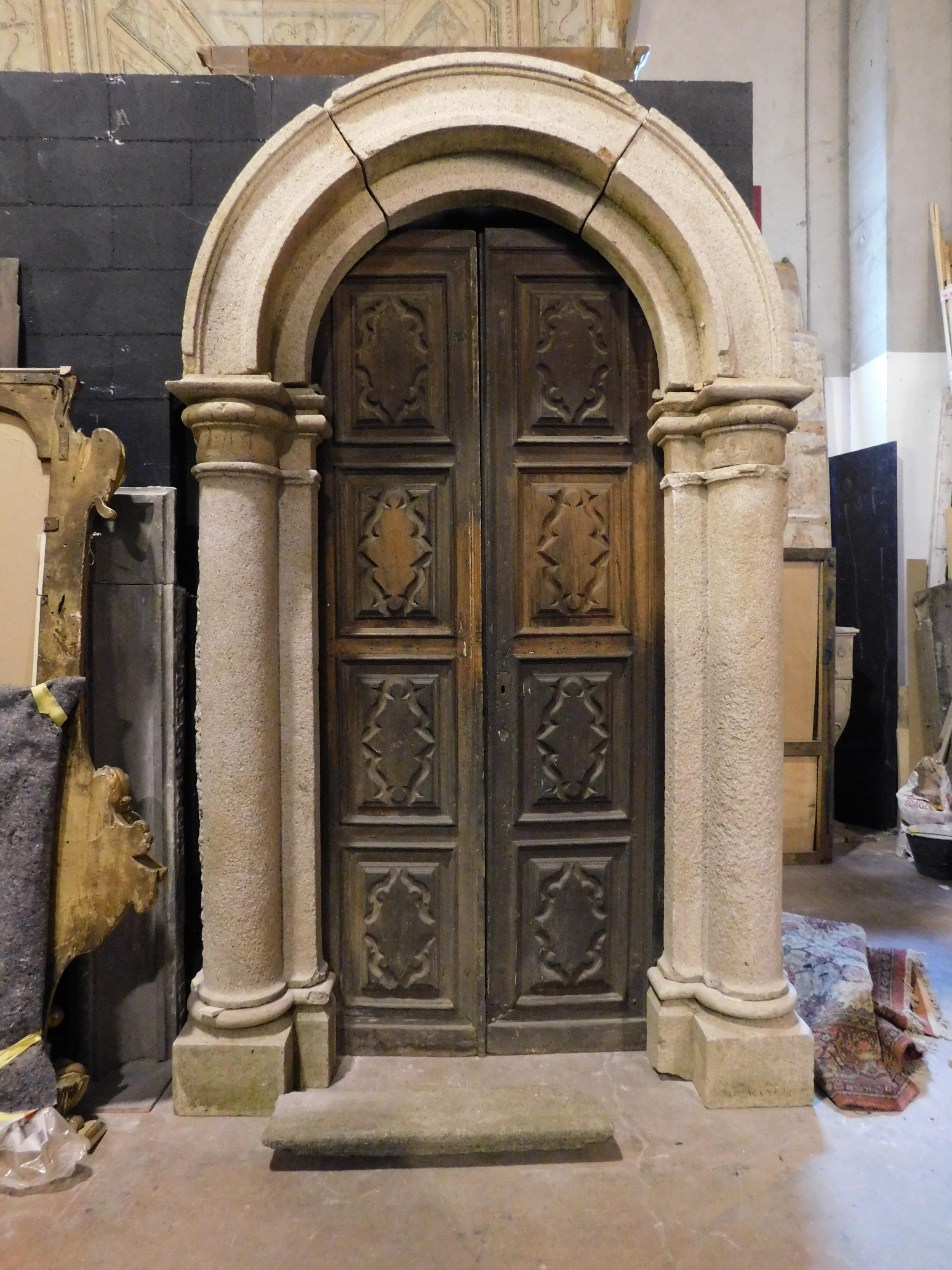Ancient and incredible granite stone portal, hand-carved in beautiful stone, with 2 columns and upper arch, beautiful to give luxury and importance to your entrance, you will amaze everyone with a very ancient piece of great value.
Good condition