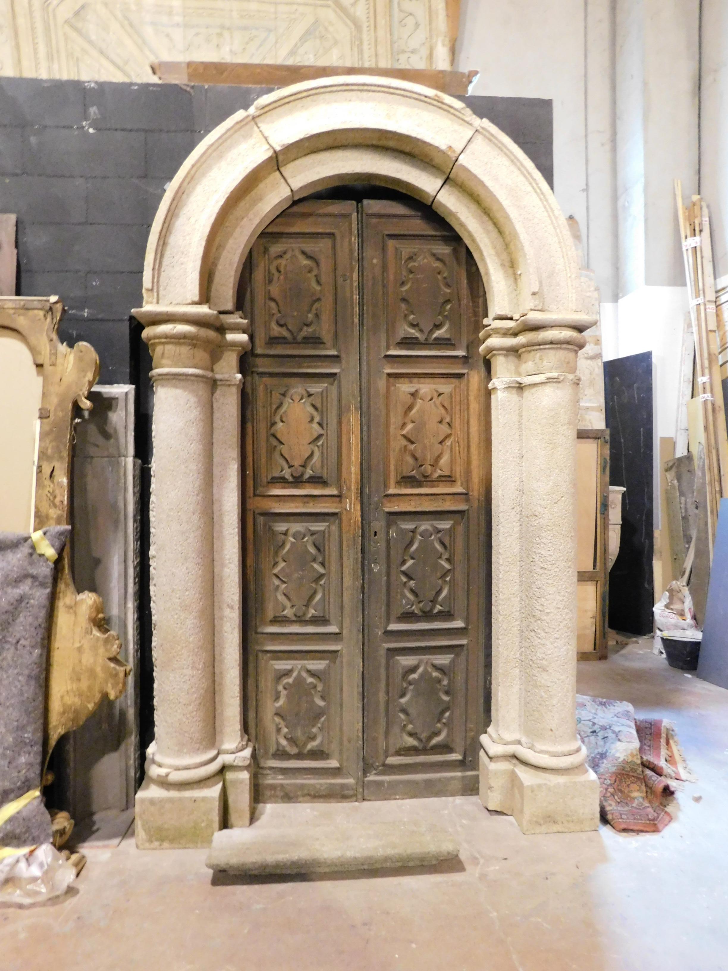 Antique Granite Stone Portal, Columns and Arch, 17th Century, Italy In Good Condition In Cuneo, Italy (CN)