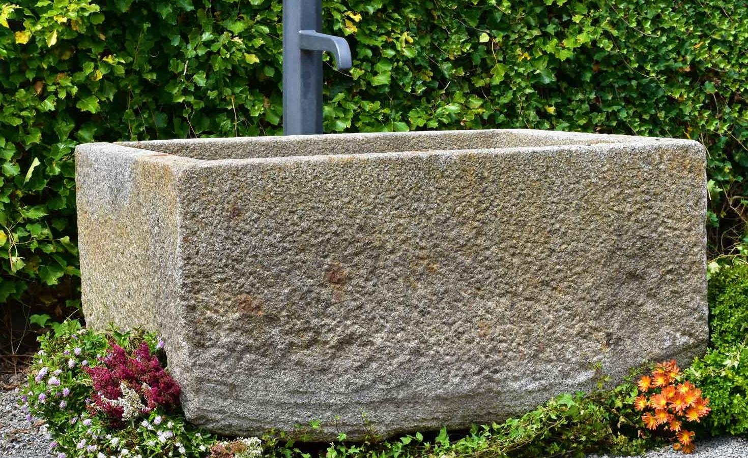 Antique Granite Trough, 18th Century In Good Condition For Sale In Gonten, CH