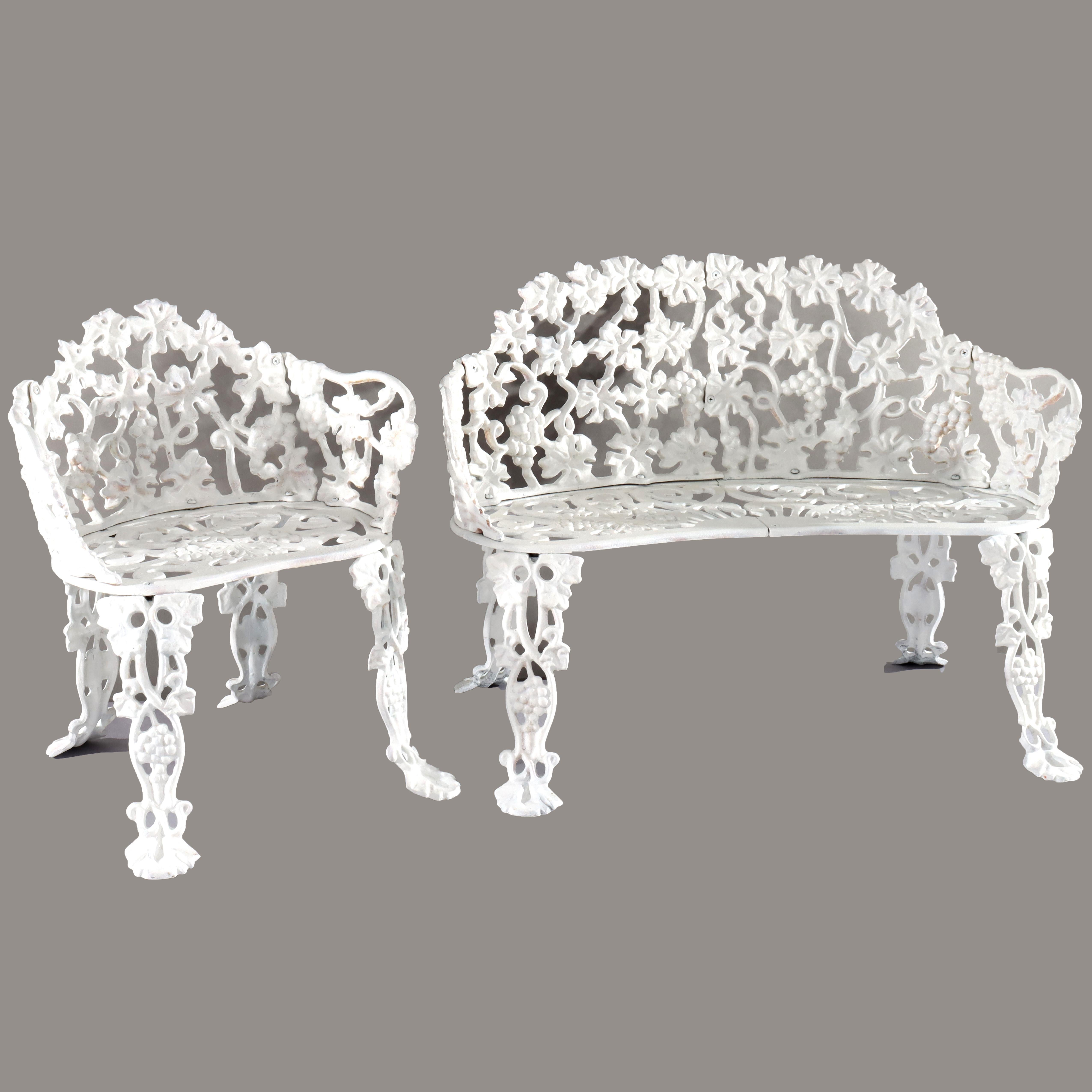 Antikes Trauben- und Blätter-Garten-Set aus weiß lackiertem Gusseisen, Settee und Stuhl, um 1900 im Zustand „Gut“ im Angebot in Big Flats, NY