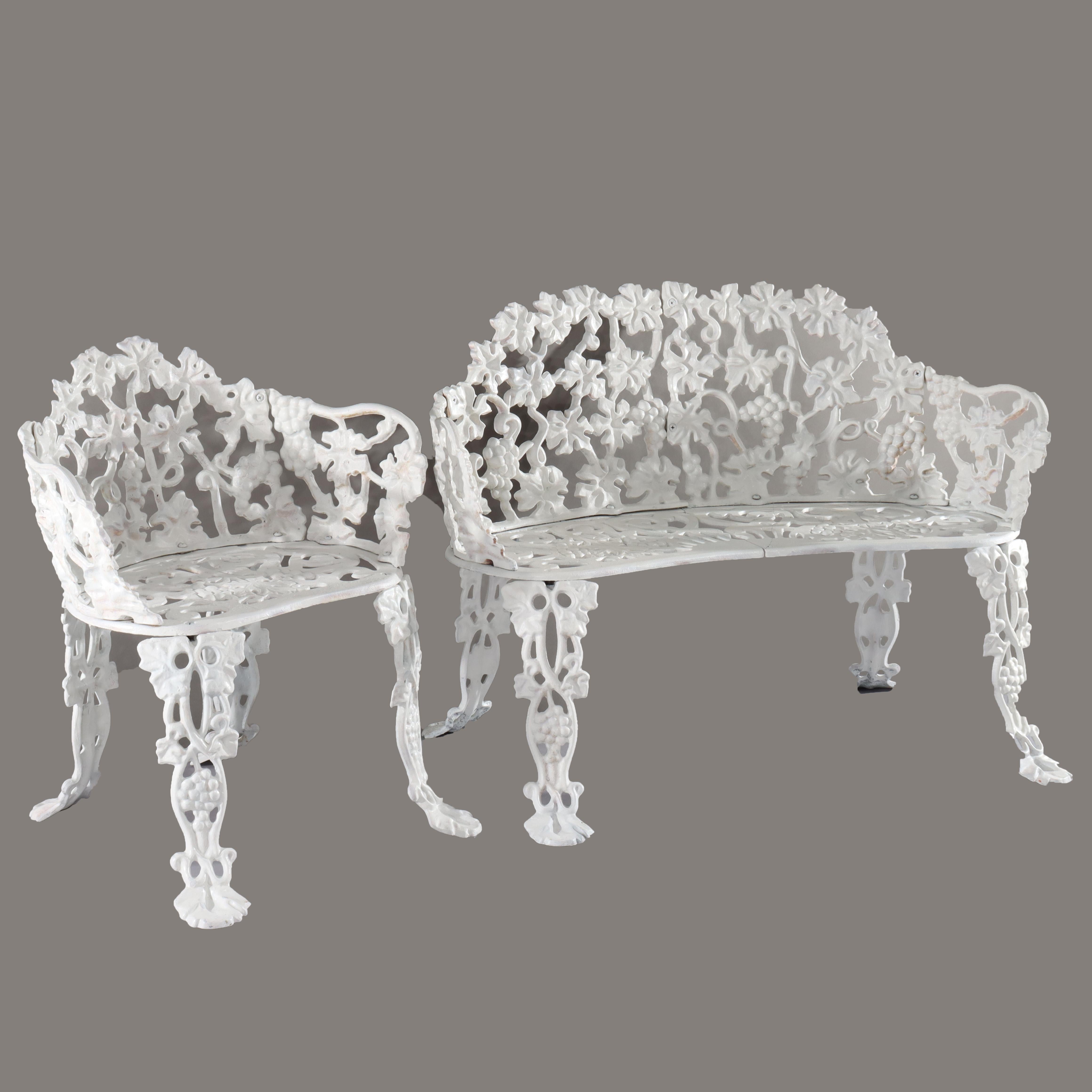 Antikes Trauben- und Blätter-Garten-Set aus weiß lackiertem Gusseisen, Settee und Stuhl, um 1900 (20. Jahrhundert) im Angebot