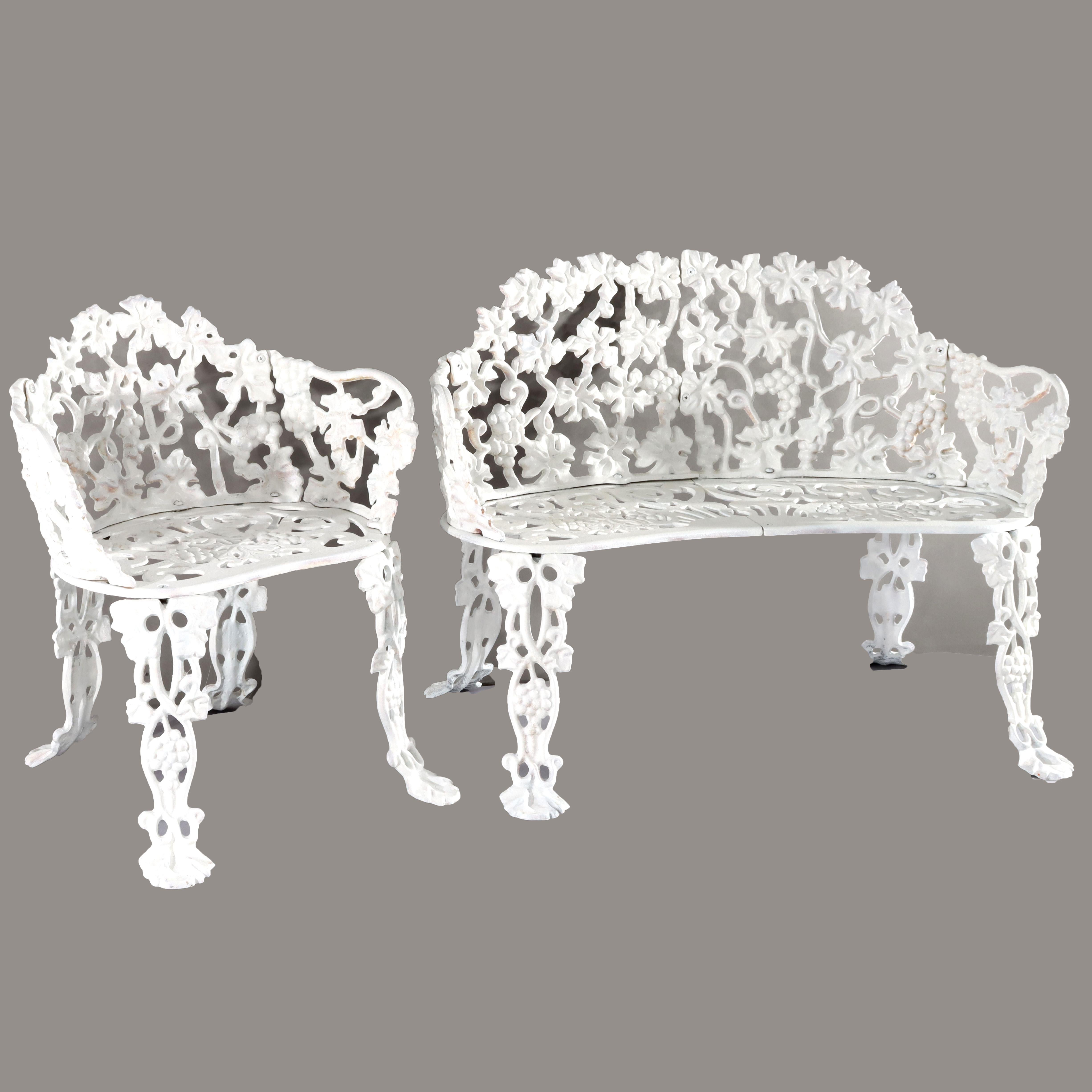 Antikes Trauben- und Blätter-Garten-Set aus weiß lackiertem Gusseisen, Settee und Stuhl, um 1900 (Eisen) im Angebot