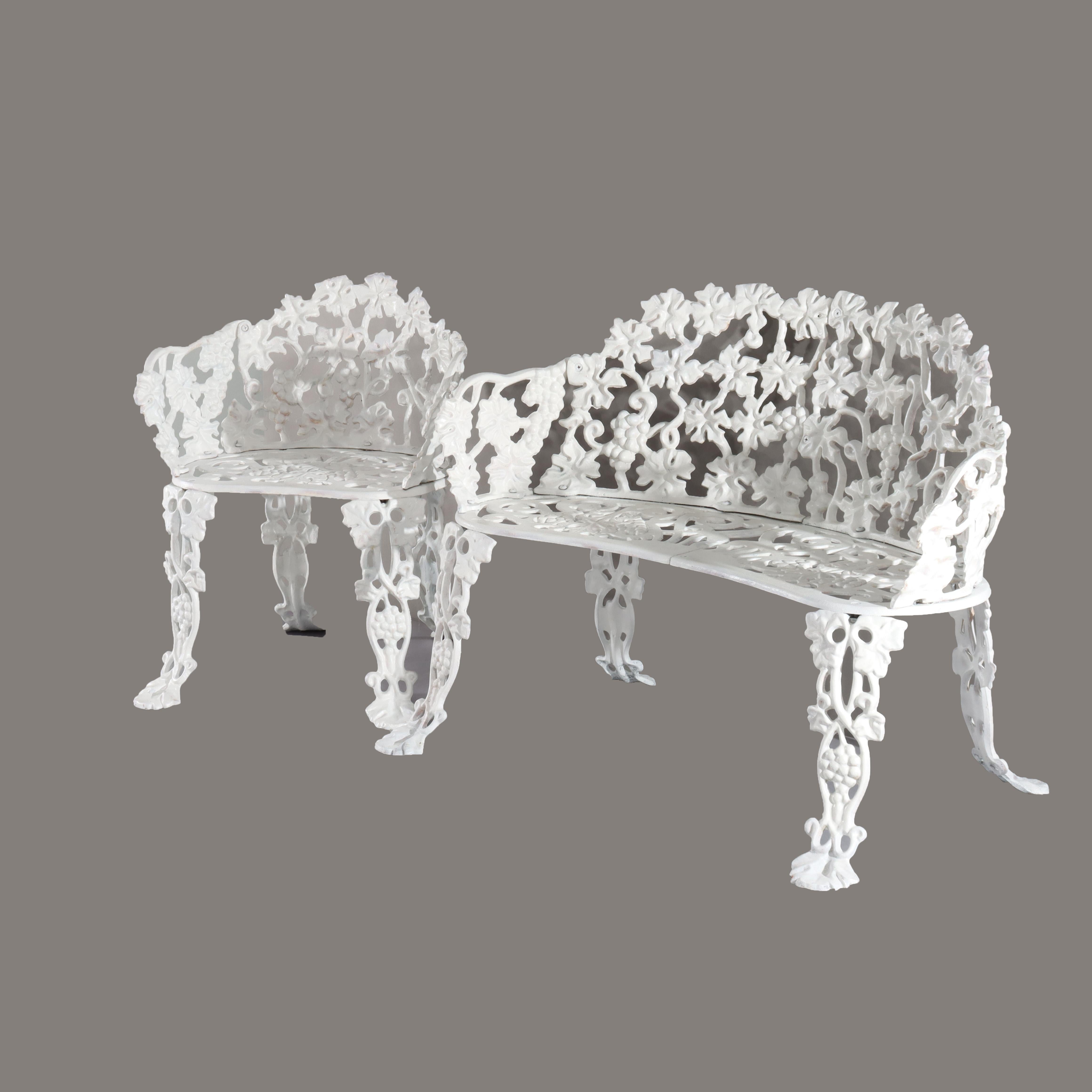 Antikes Trauben- und Blätter-Garten-Set aus weiß lackiertem Gusseisen, Settee und Stuhl, um 1900 im Angebot 1