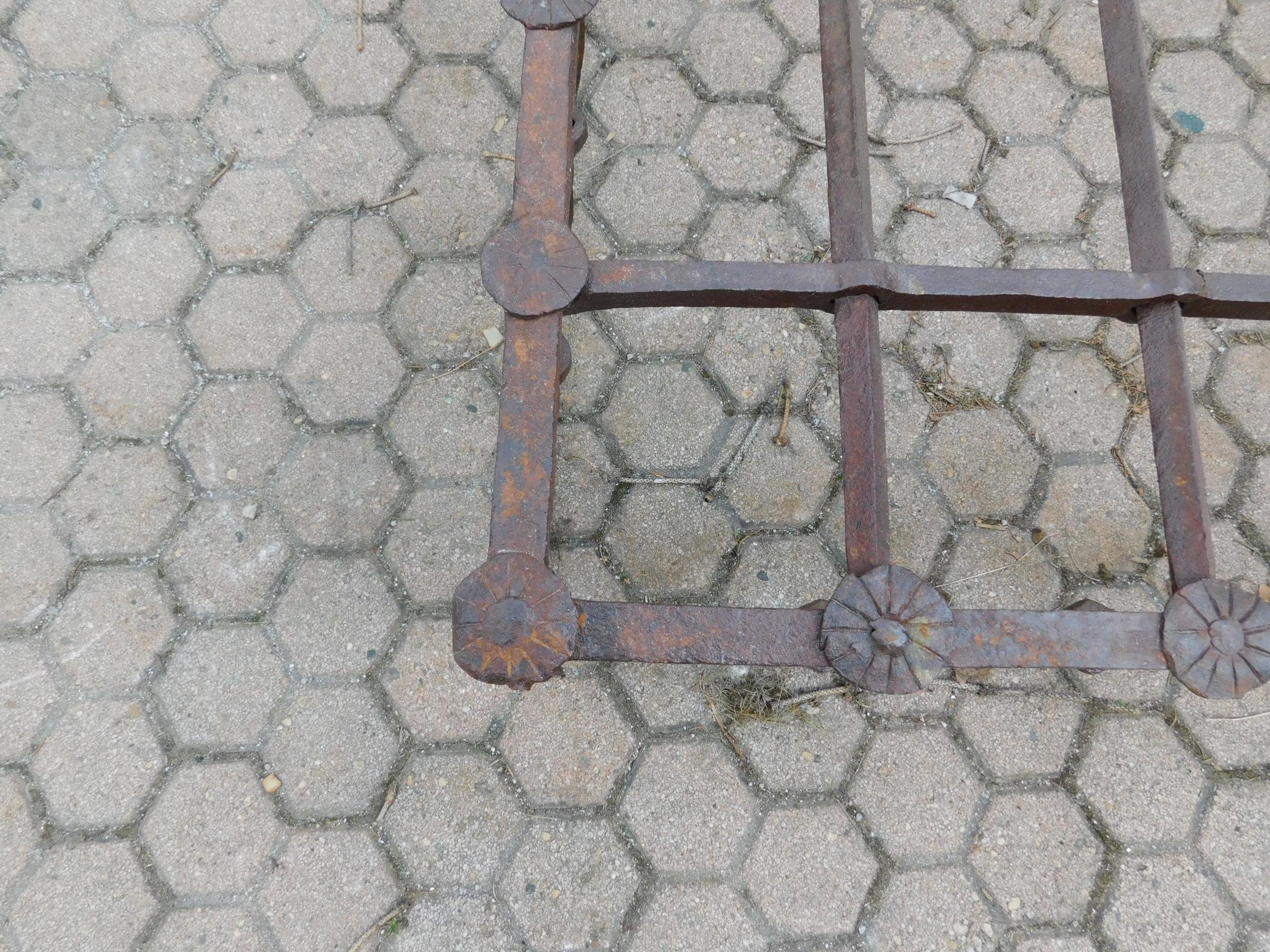 Antique Grate in Brown Iron for Window, Venice, 1600 In Good Condition In Cuneo, Italy (CN)