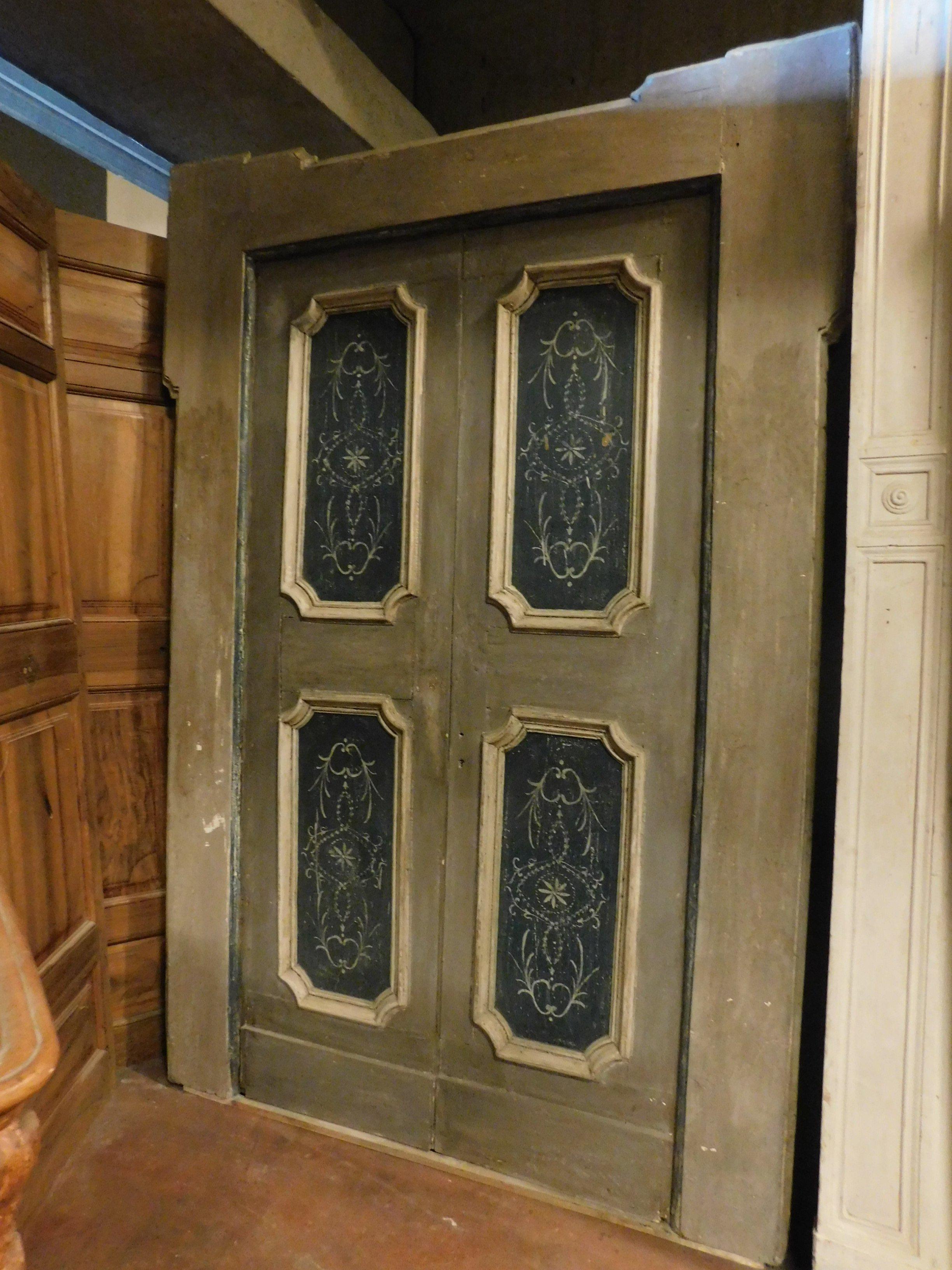 Antike Doppeltür, lackiert auf einem grauen Hintergrund, mit weißen Molure und Paneele mit handgemalten blauen rustikalen, Doppel-Flügel mit Original-Rahmen, in den späten 1700er Jahren in Italien hergestellt.
Zu überprüfende Schlösser und Griff zu