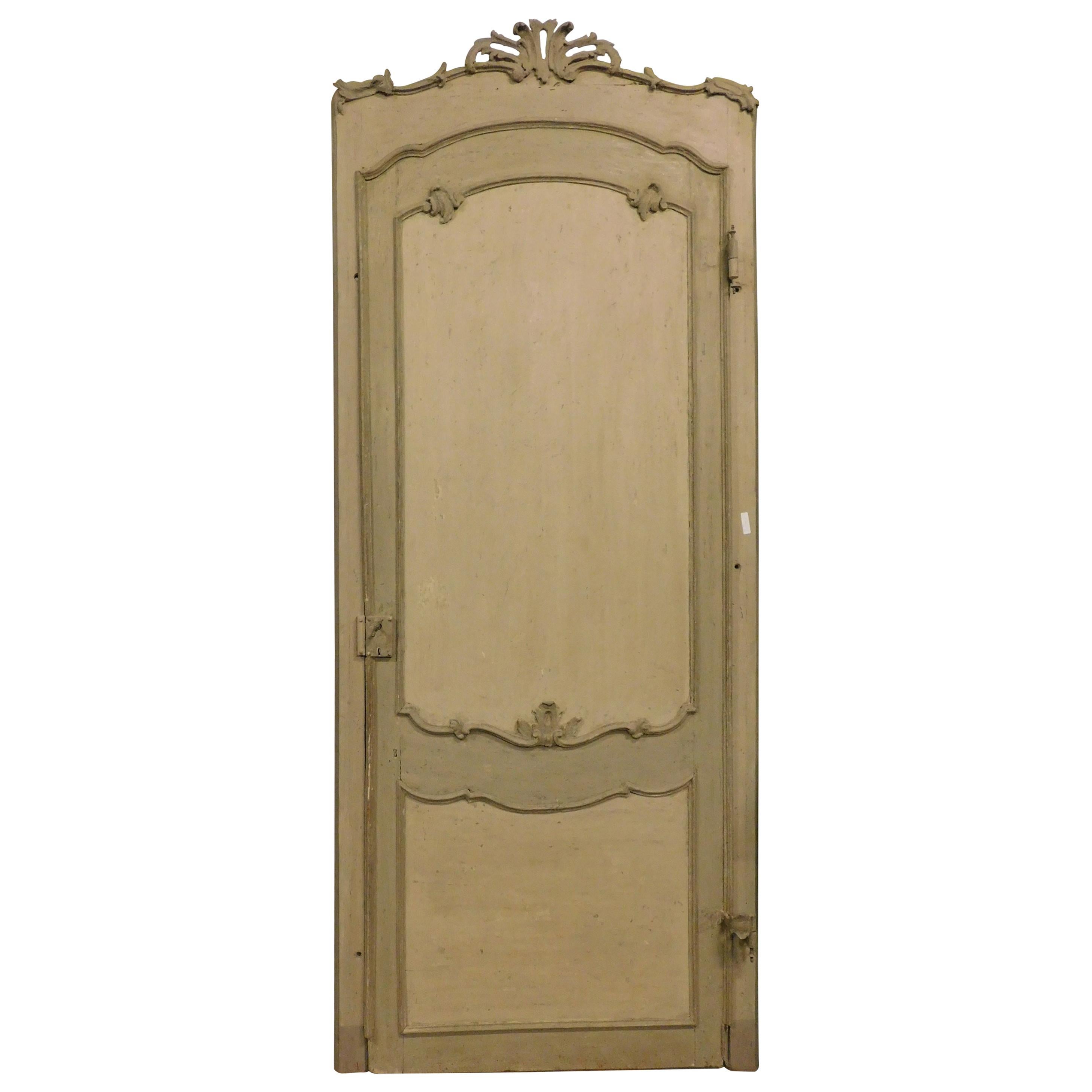 Antigua Puerta Gris Arqueada y Lacada con Conchas Talladas, Siglo XVIII, Italia