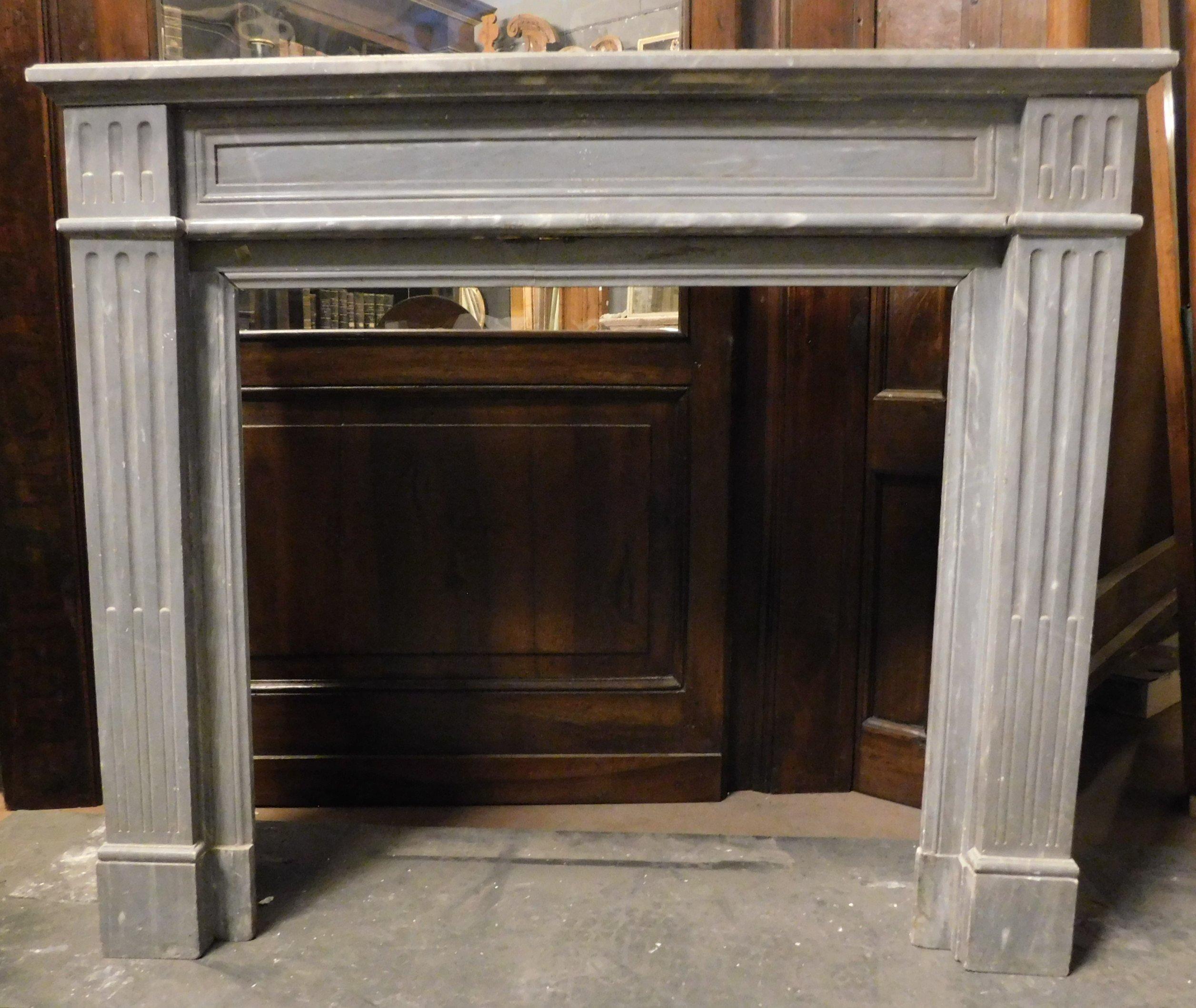 Antique fireplace in gray Bardiglio Imperiale marble, sculpted simple and geometric but with period columns, hand-built in the 18th century, in Italy.
Simple and also usable in modern contexts thanks to its geometry and clean lines.
maximum