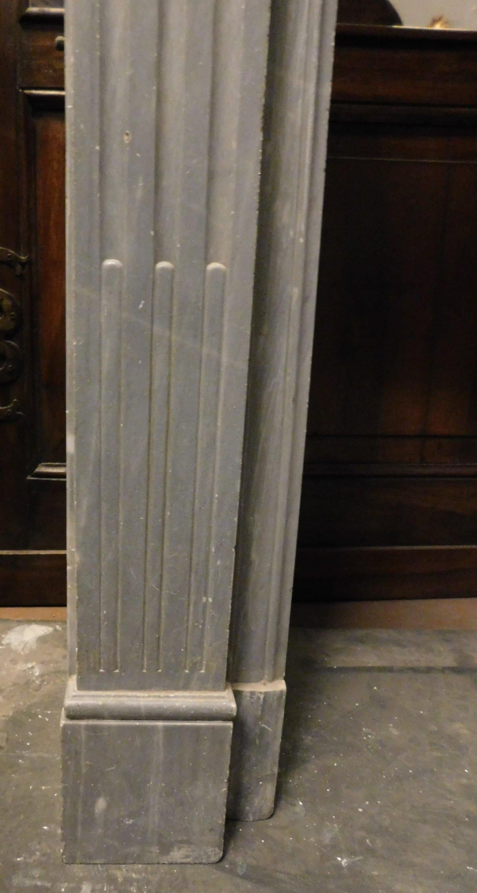 Antique Gray Marble Fireplace Mantle, Carved from the 18th Century Italy In Good Condition For Sale In Cuneo, Italy (CN)