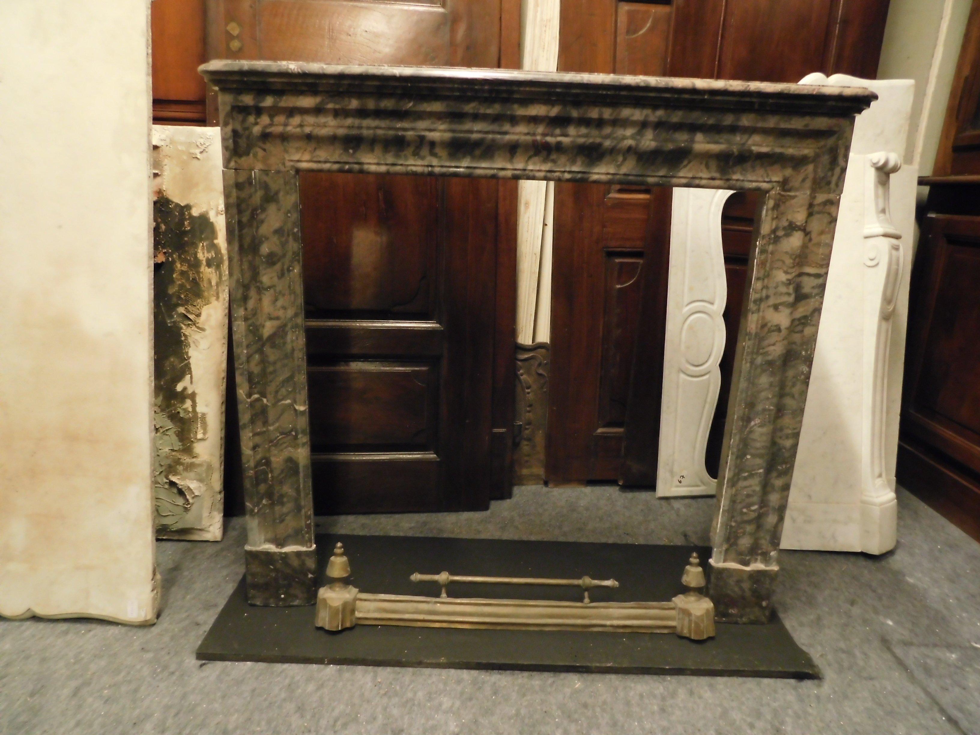 Ancient gray marble mantle fireplace, 19th century from Italy
Very simple and geometric, easy to set thanks to clean lines, both in modern and more Classic environments, veined pink and dove gray marble
Maximum size 114 x height 105 x depth 35 cm.