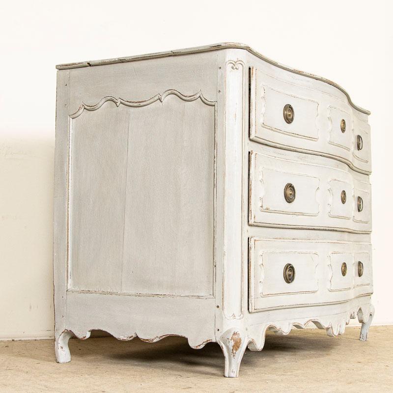 Français Ancienne commode à 3 tiroirs en chêne peint en gris de France en vente