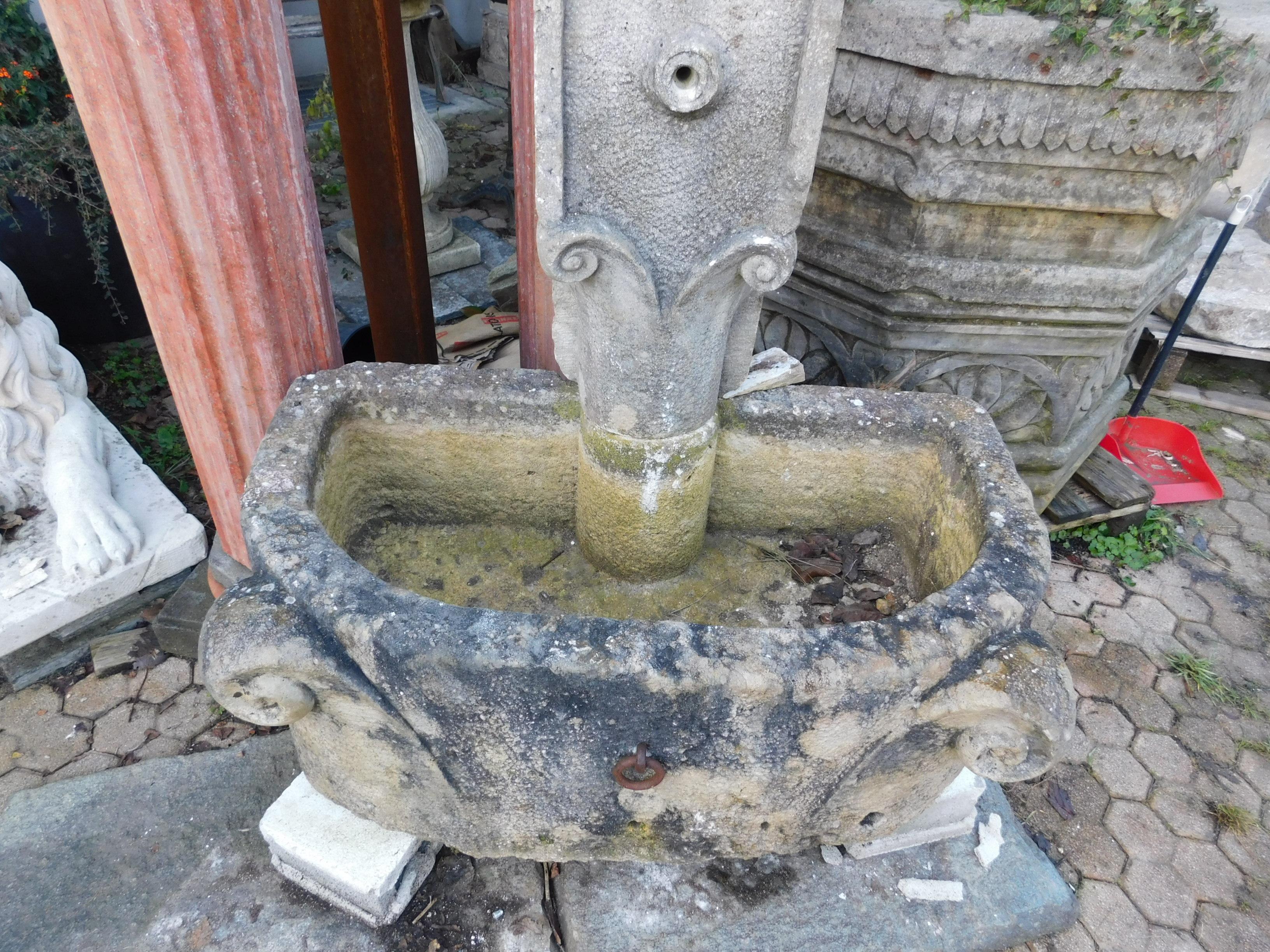 Fontaine antique en pierre grise, sculptée à la main, XVIIIe siècle, France Bon état - En vente à Cuneo, Italy (CN)