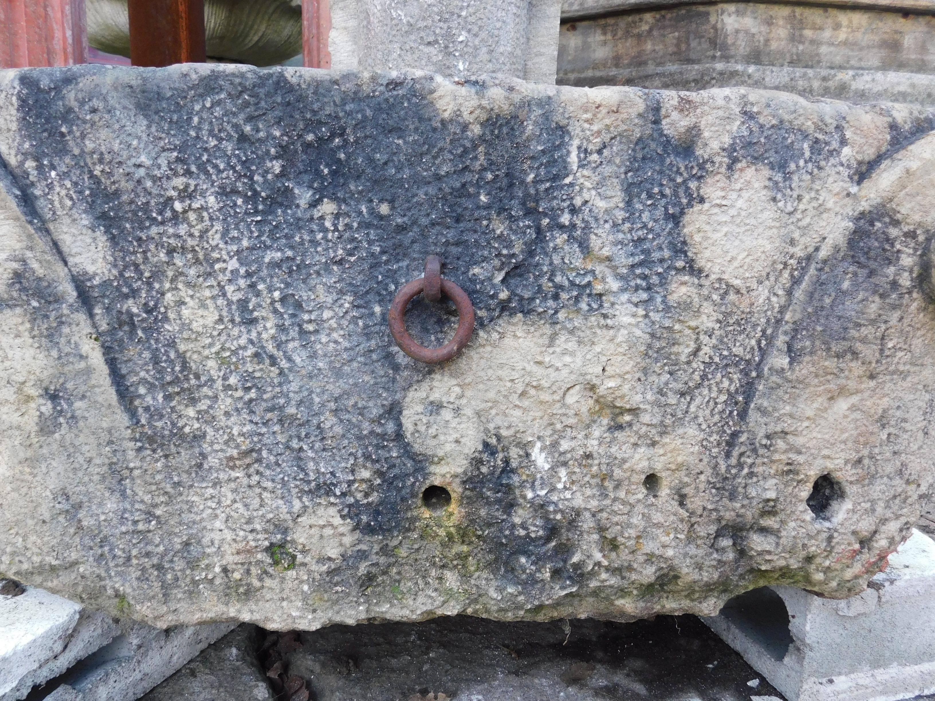 Fontaine antique en pierre grise, sculptée à la main, XVIIIe siècle, France en vente 1