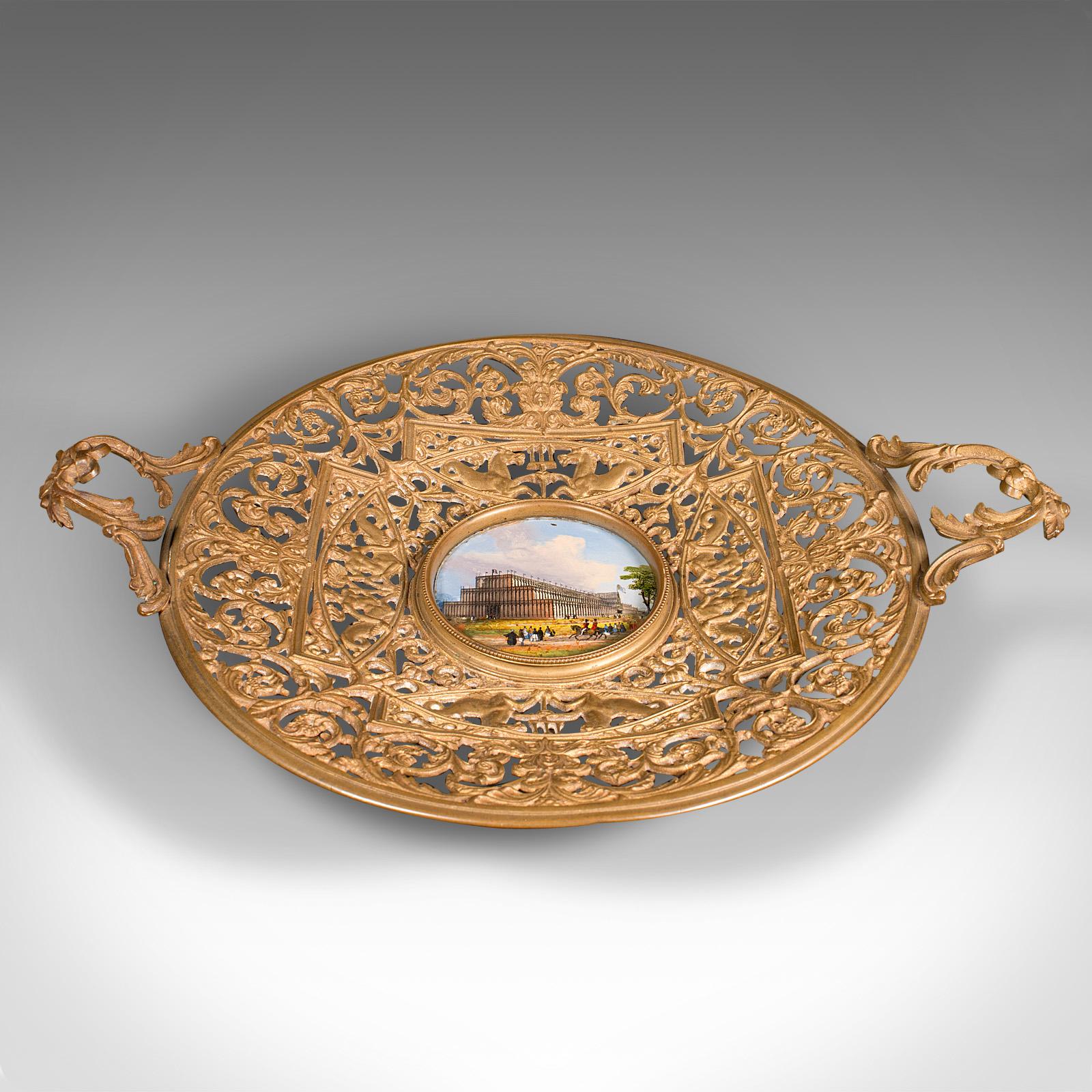 
Il s'agit d'un ancien plat à fruits de la Grande Exposition. Un bol de présentation anglais en métal moulé et doré, datant de la période victorienne, vers 1850.

Délicieusement orné d'un charmant camée du célèbre Crystal Palace.
Présente une patine