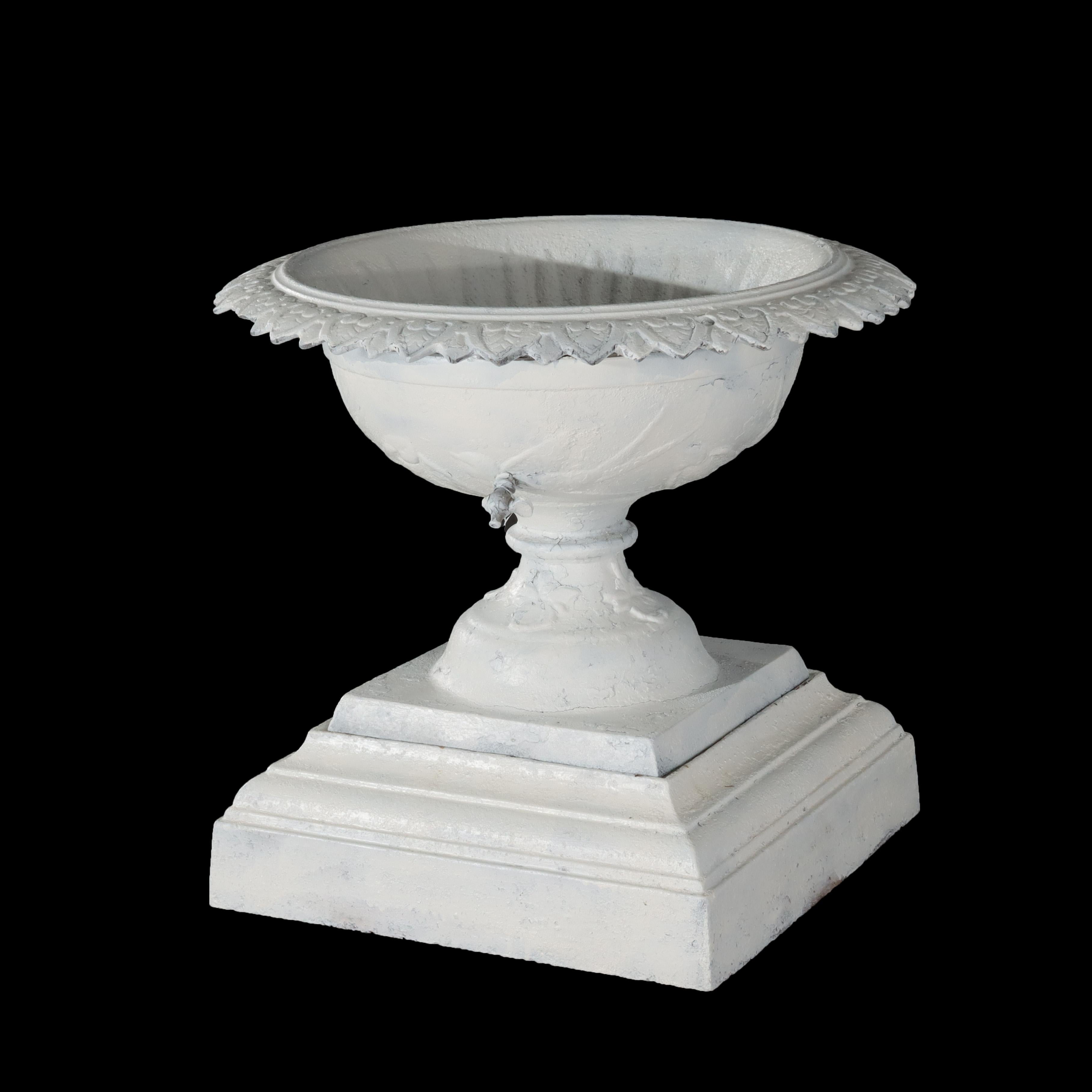 Urne de jardin de style grec ancien en fonte peinte en blanc, vers 1900 Bon état - En vente à Big Flats, NY