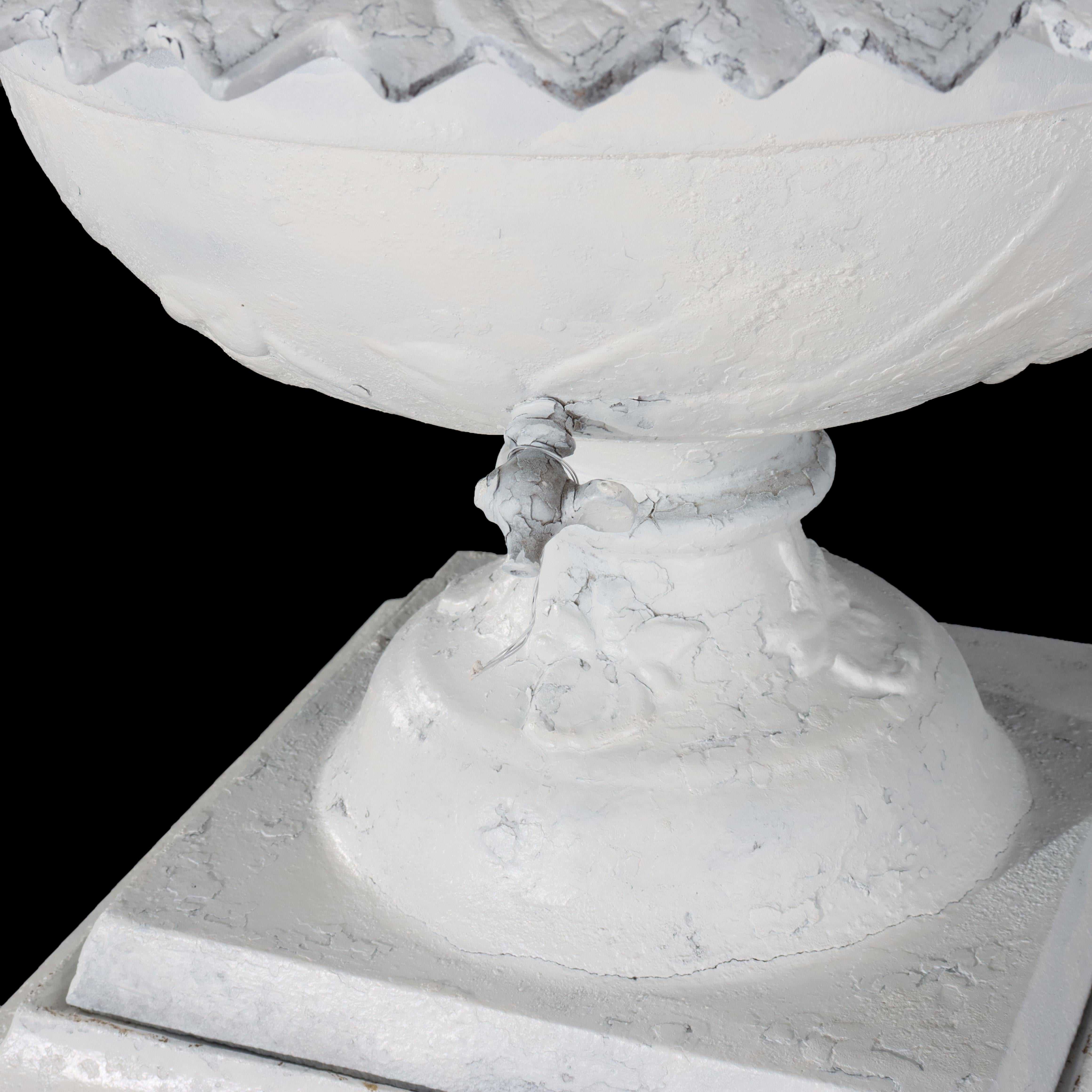 20ième siècle Urne de jardin de style grec ancien en fonte peinte en blanc, vers 1900 en vente