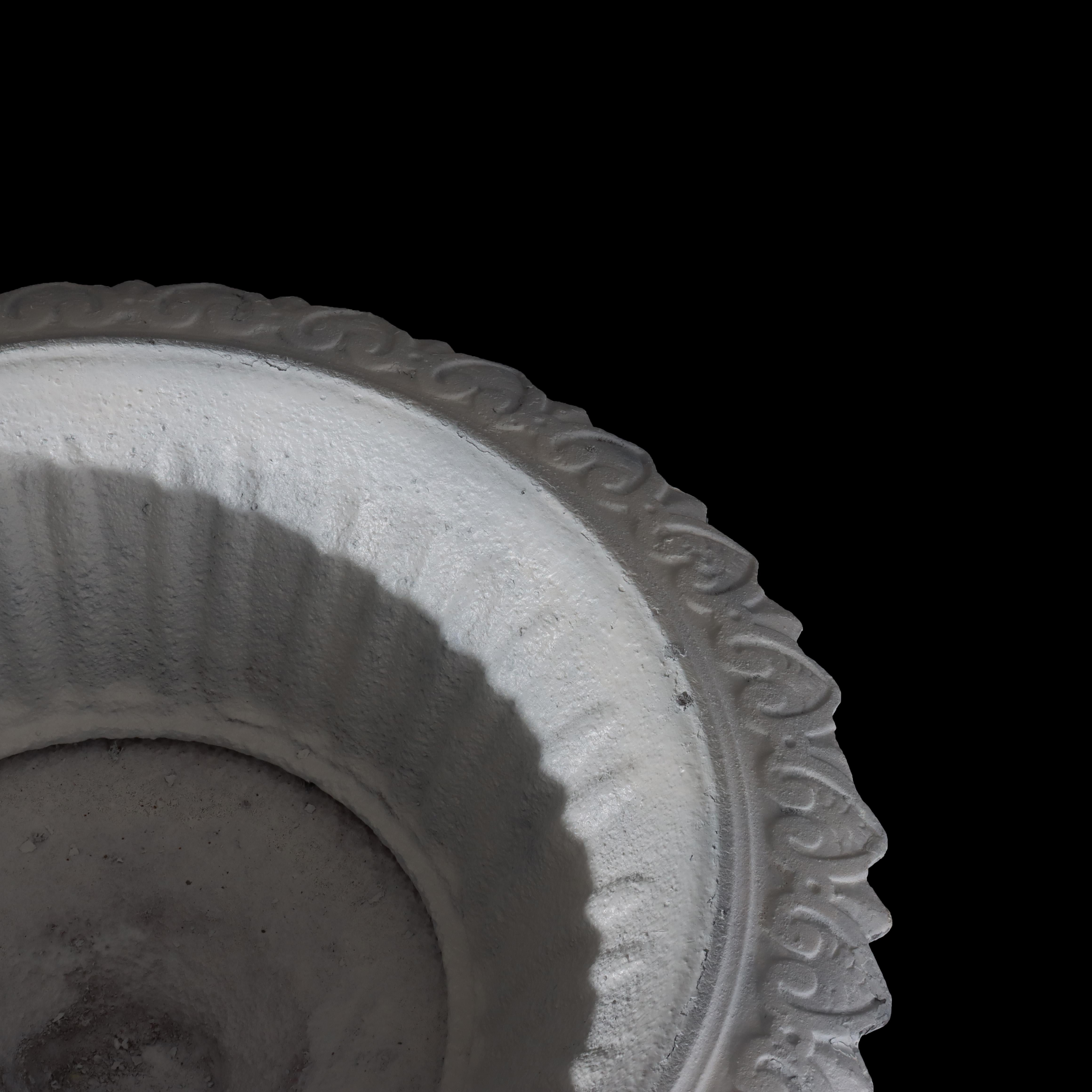 Fer Urne de jardin de style grec ancien en fonte peinte en blanc, vers 1900 en vente