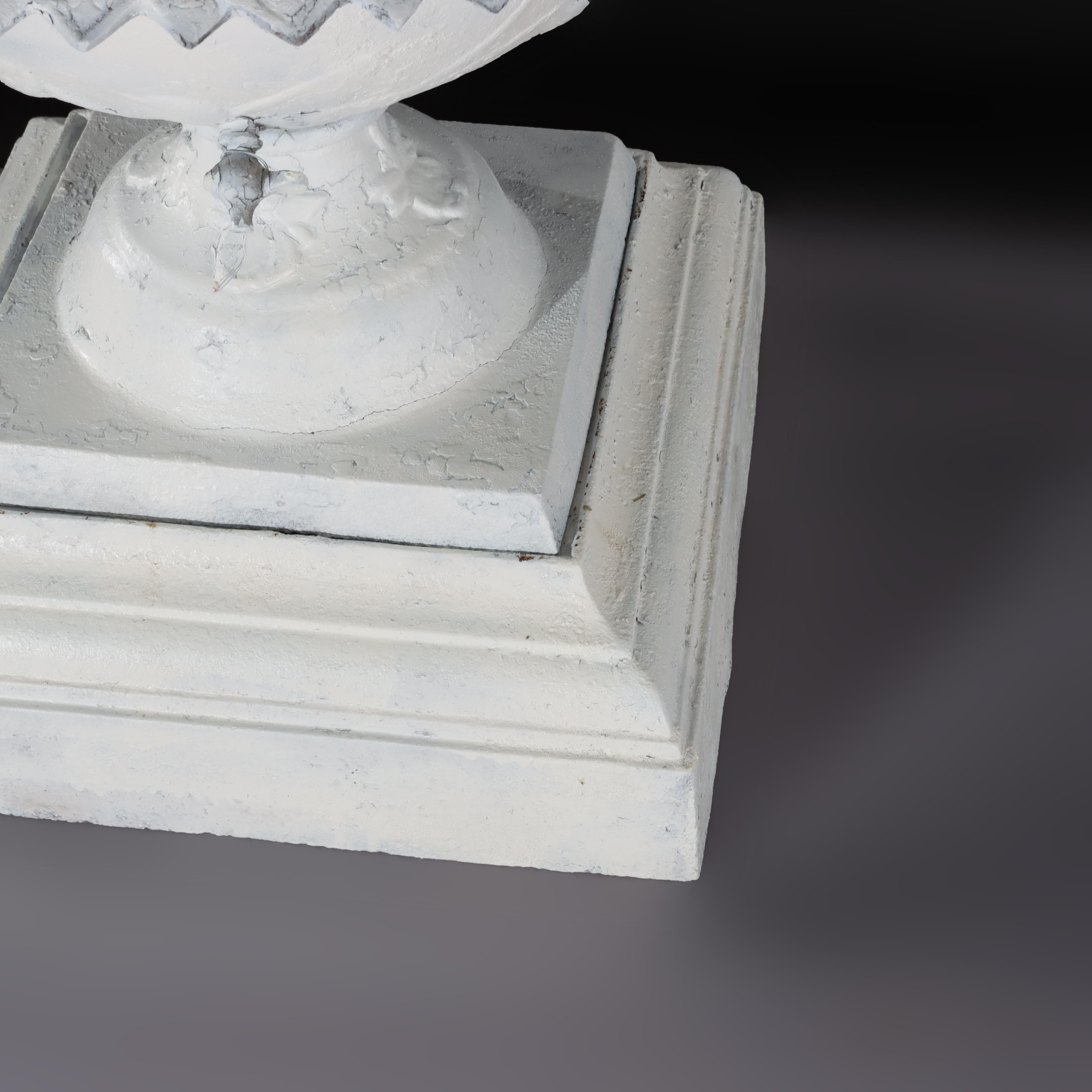 Urne de jardin de style grec ancien en fonte peinte en blanc, vers 1900 en vente 1