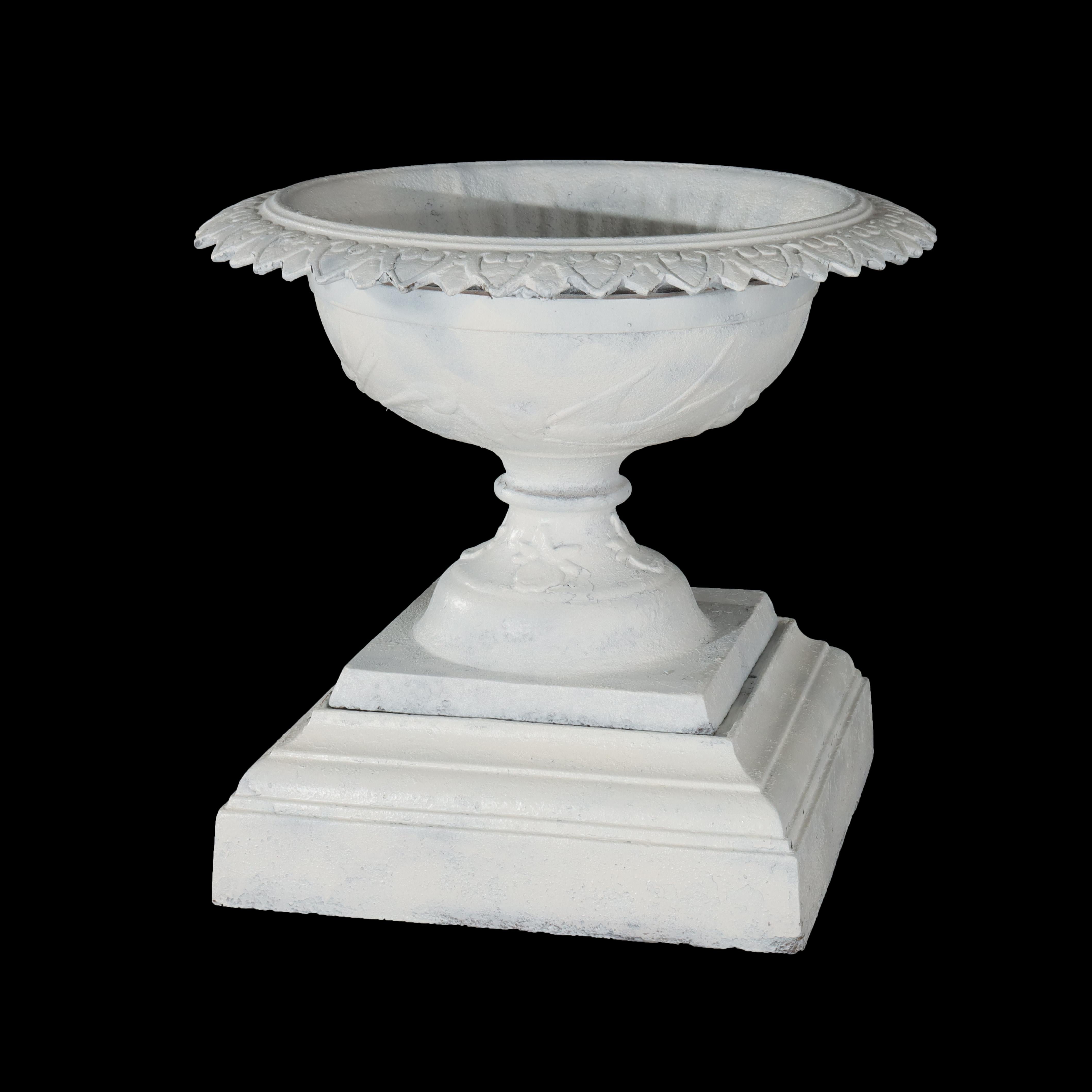Urne de jardin de style grec ancien en fonte peinte en blanc, vers 1900 en vente 3