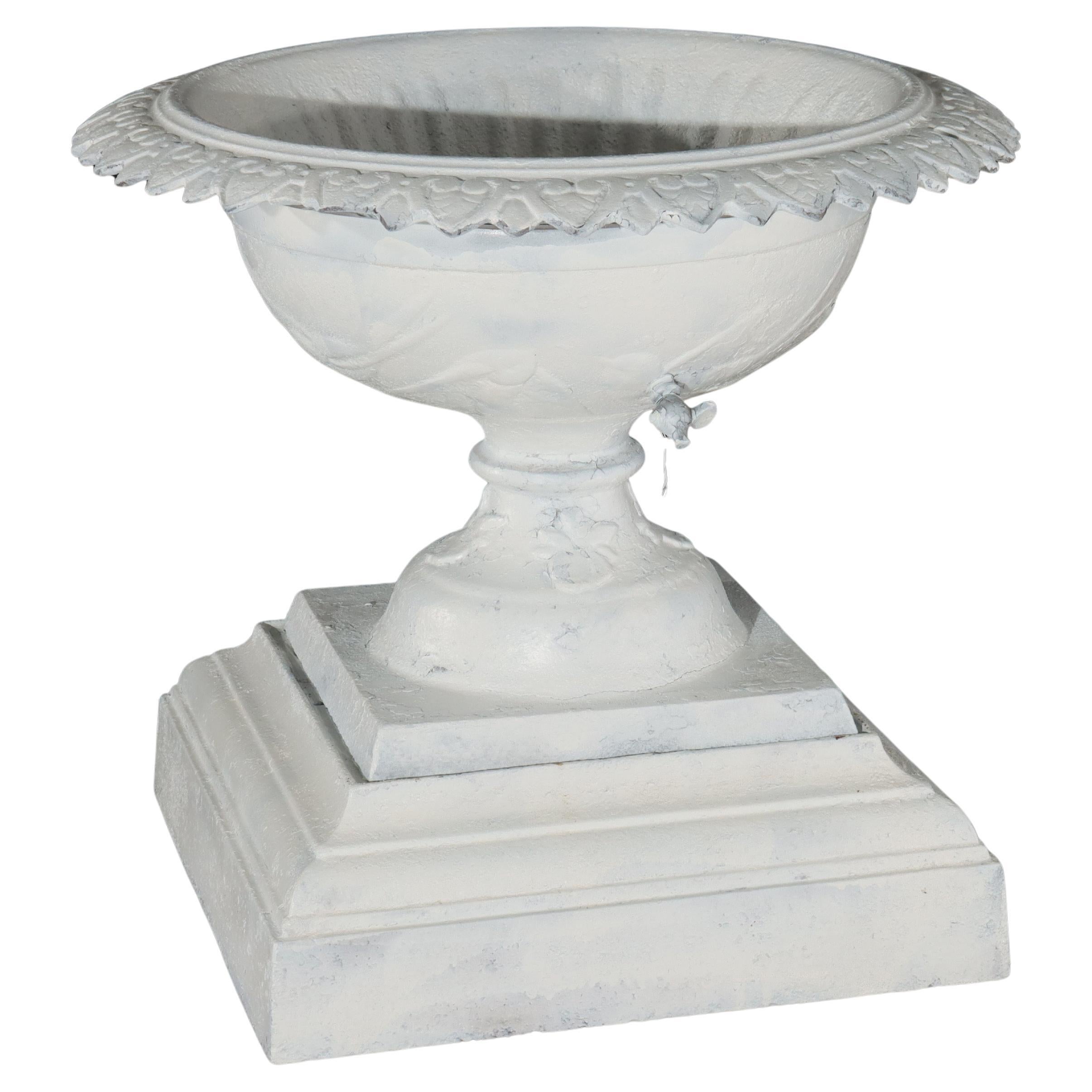 Urne de jardin de style grec ancien en fonte peinte en blanc, vers 1900