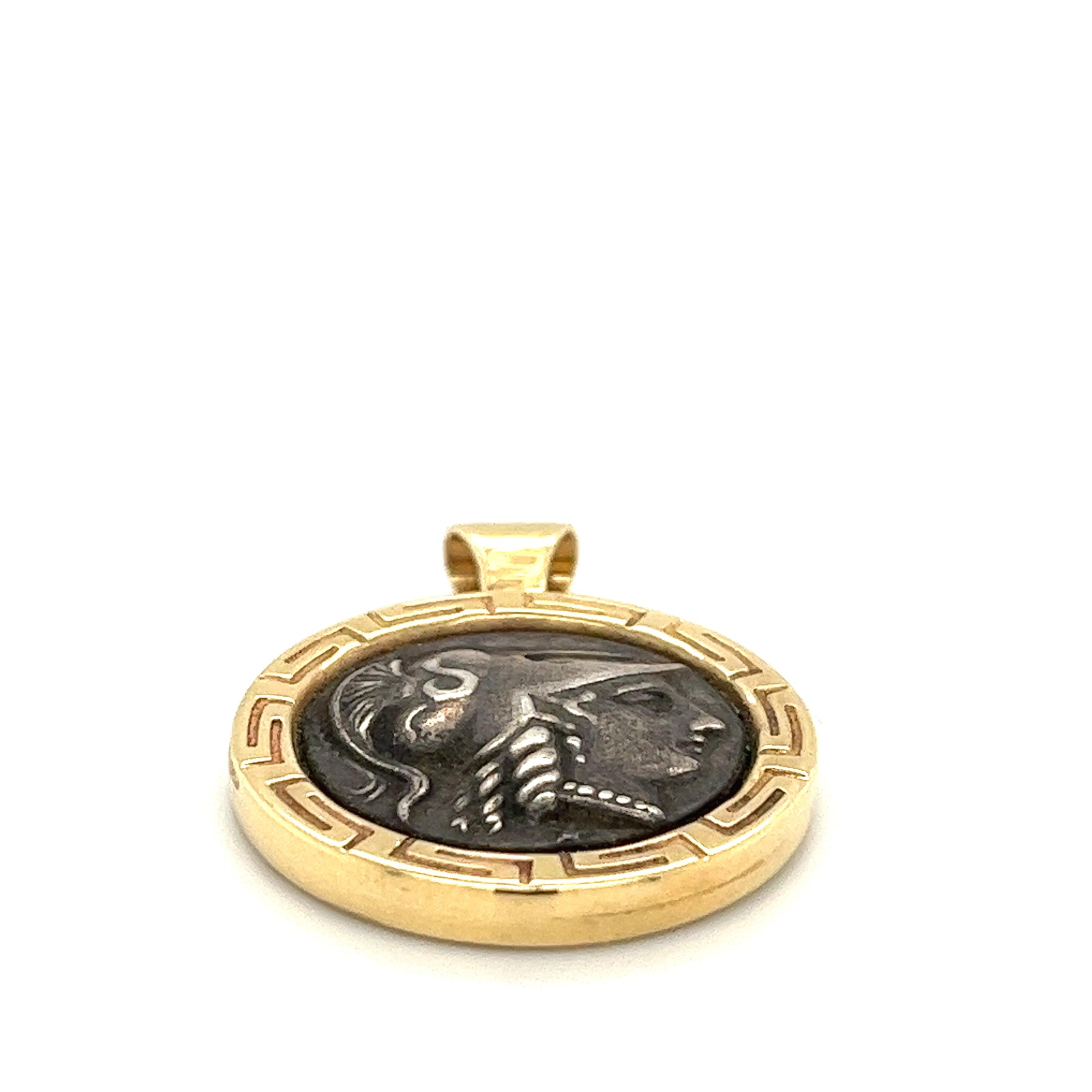 Pendentif pièce de monnaie grecque antique d'Athènes avec lunette en or 14 carats Unisexe en vente