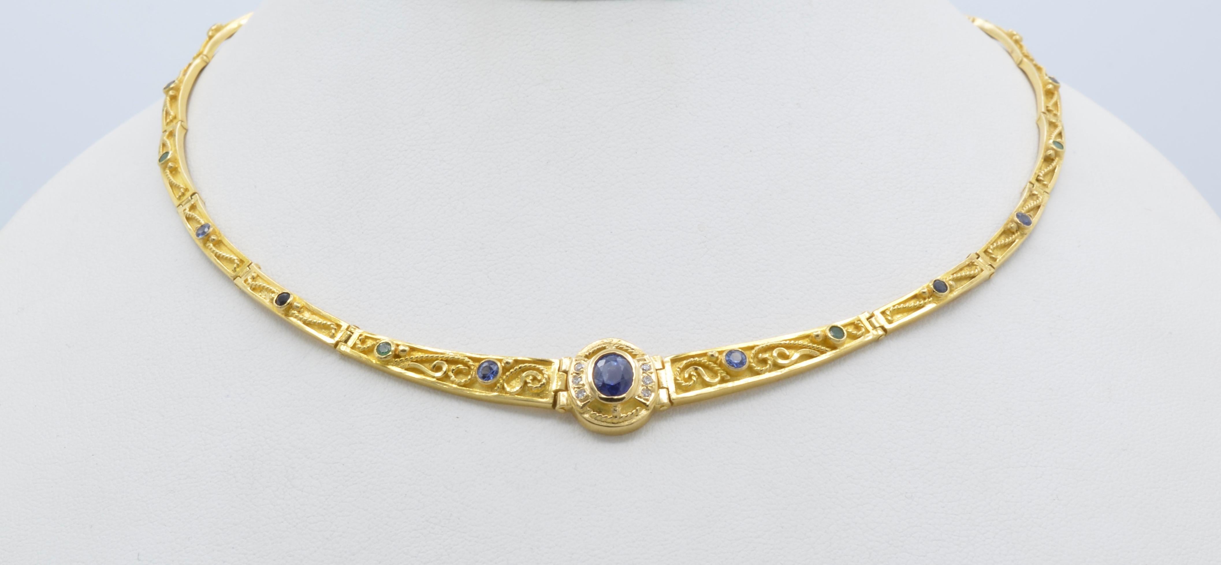 Dieses griechische Collier aus 18 Karat Gelbgold und 1,1 Karat blauem Saphir legt sich elegant und perfekt um den Hals. Rund wie eine Tiara ruhen die geschwungenen Glieder und haben mehr Sichtbarkeit, um ihre komplizierten Details aus bunten Steinen
