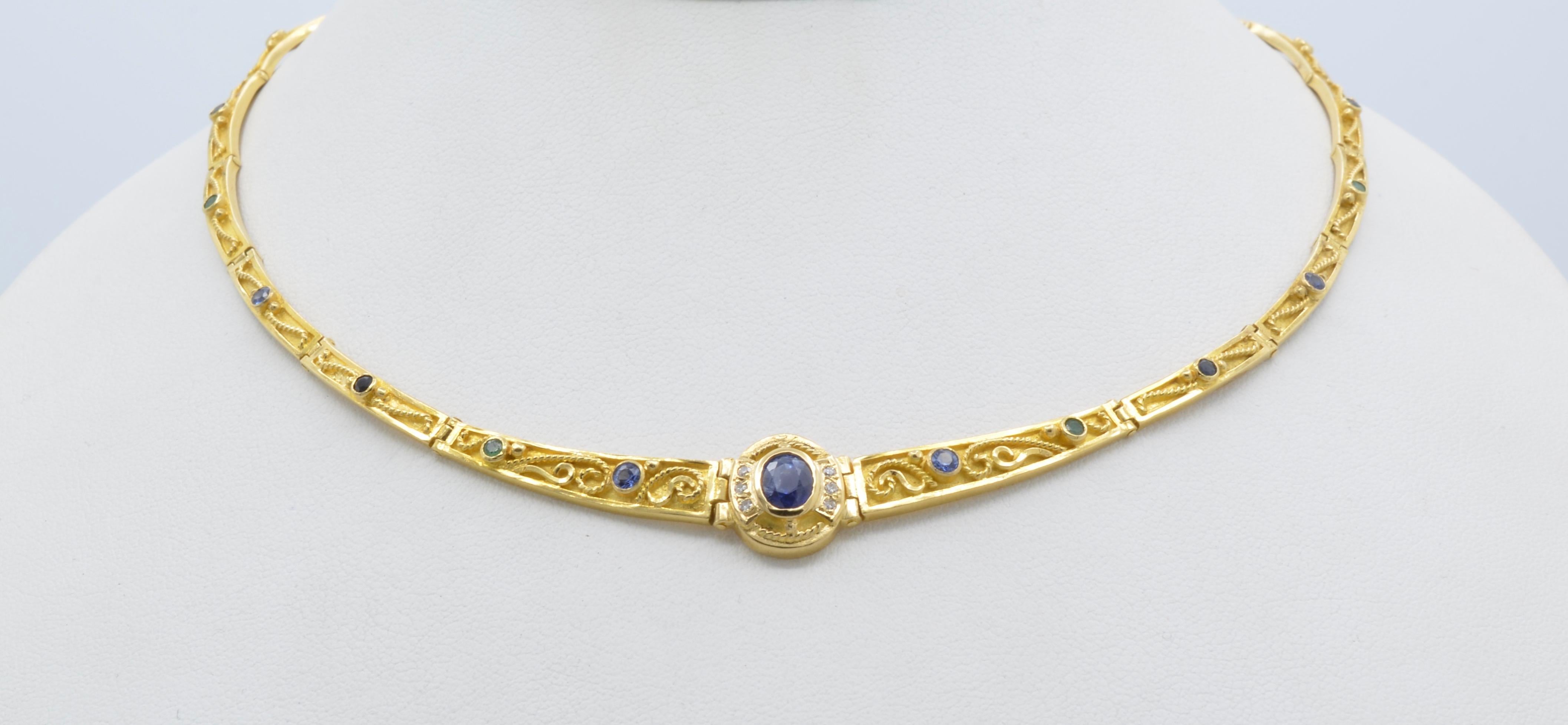 Este collar griego de eslabones de cadena de oro amarillo de 18 quilates y zafiro azul de 1,1 quilates rodea el cuello con elegancia y perfección. Redondos como una diadema, los eslabones curvados descansan y tienen más visibilidad para mostrar sus