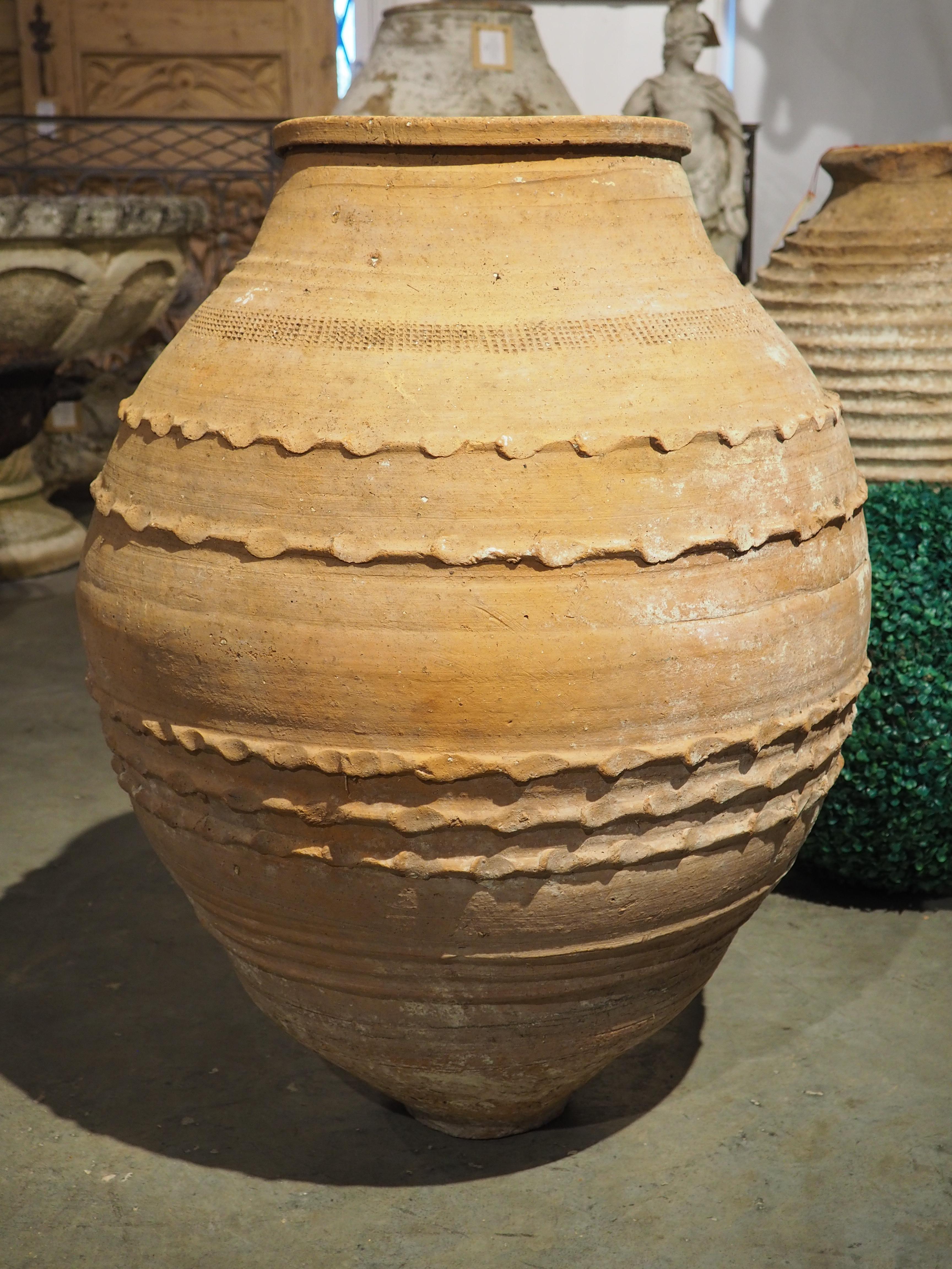 Des récipients tels que ce grand pot à grains ou à huile d'olive ont été utilisés pendant des siècles dans toute la Grèce pour conserver la fraîcheur des ingrédients culinaires. Le nôtre date des années 1800 et a une forme connue sous le nom de