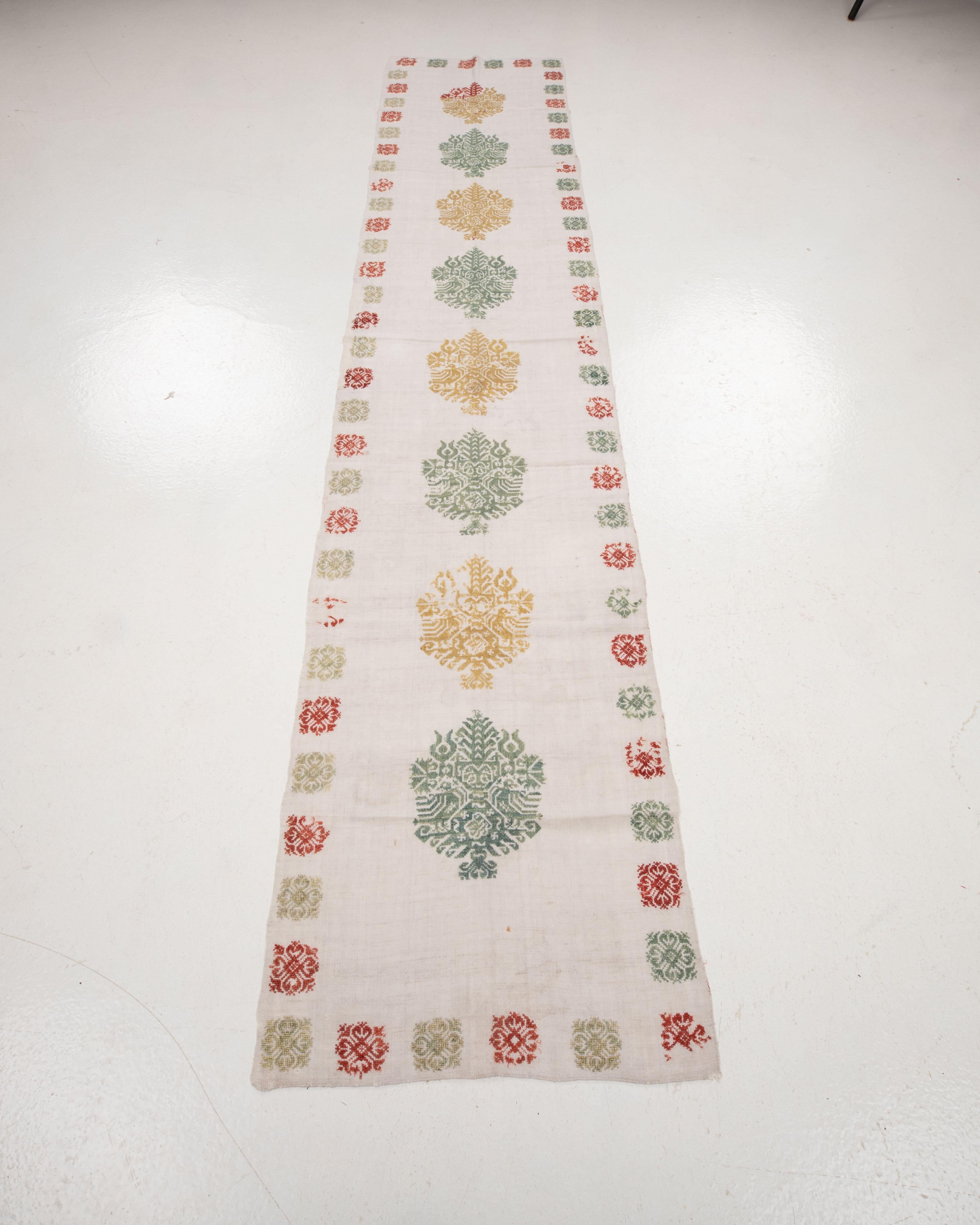 Les broderies Kos sont réputées pour leur sens raffiné de l'ordre et leur utilisation sobre mais vibrante de la couleur. Traditionnellement, ces panneaux faisaient partie de la dot de la mariée et ornaient l'intérieur de la maison. Ils étaient