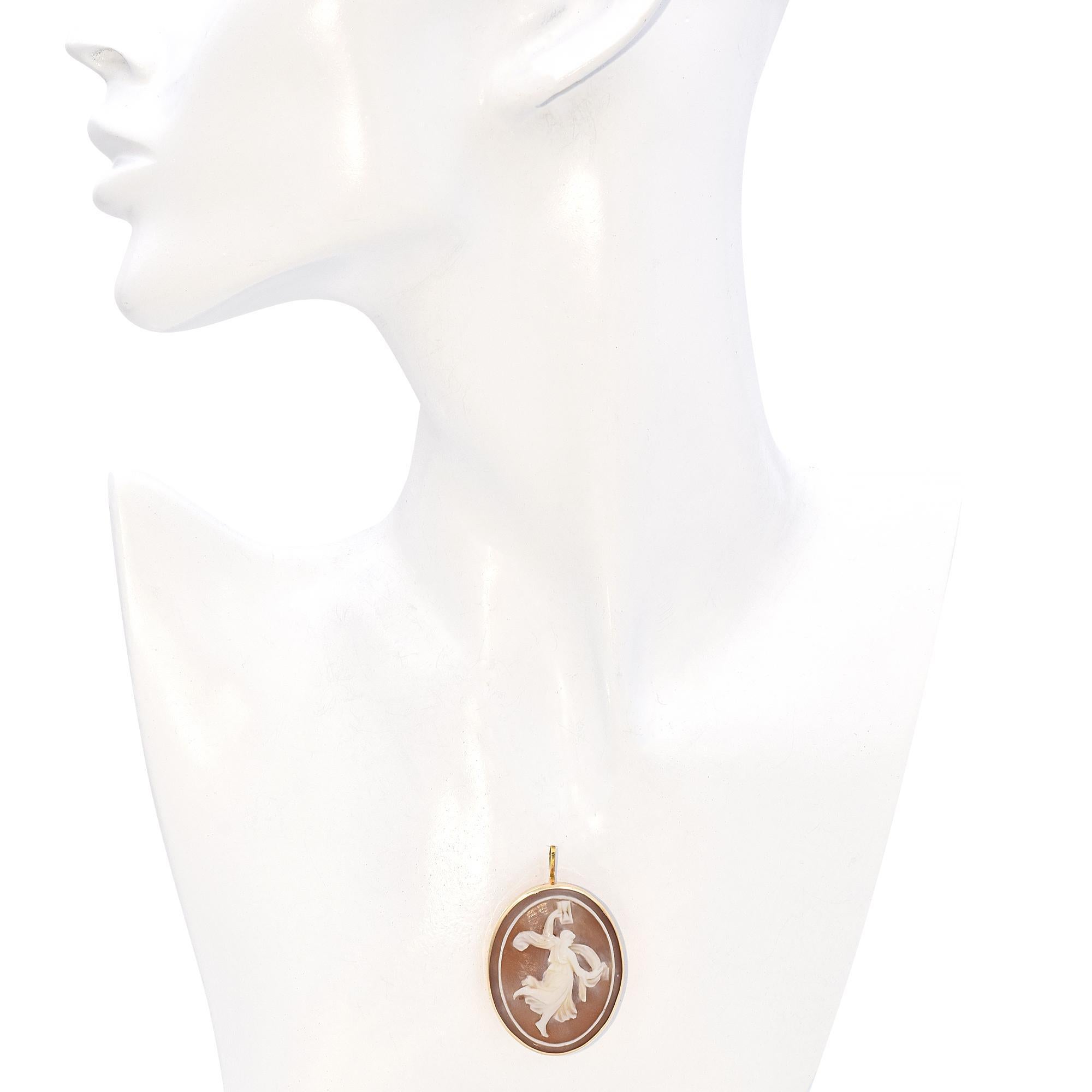 Antique Greek Muse 14k Yellow Gold Shell Cameo Pendant In Good Condition For Sale In New York, NY