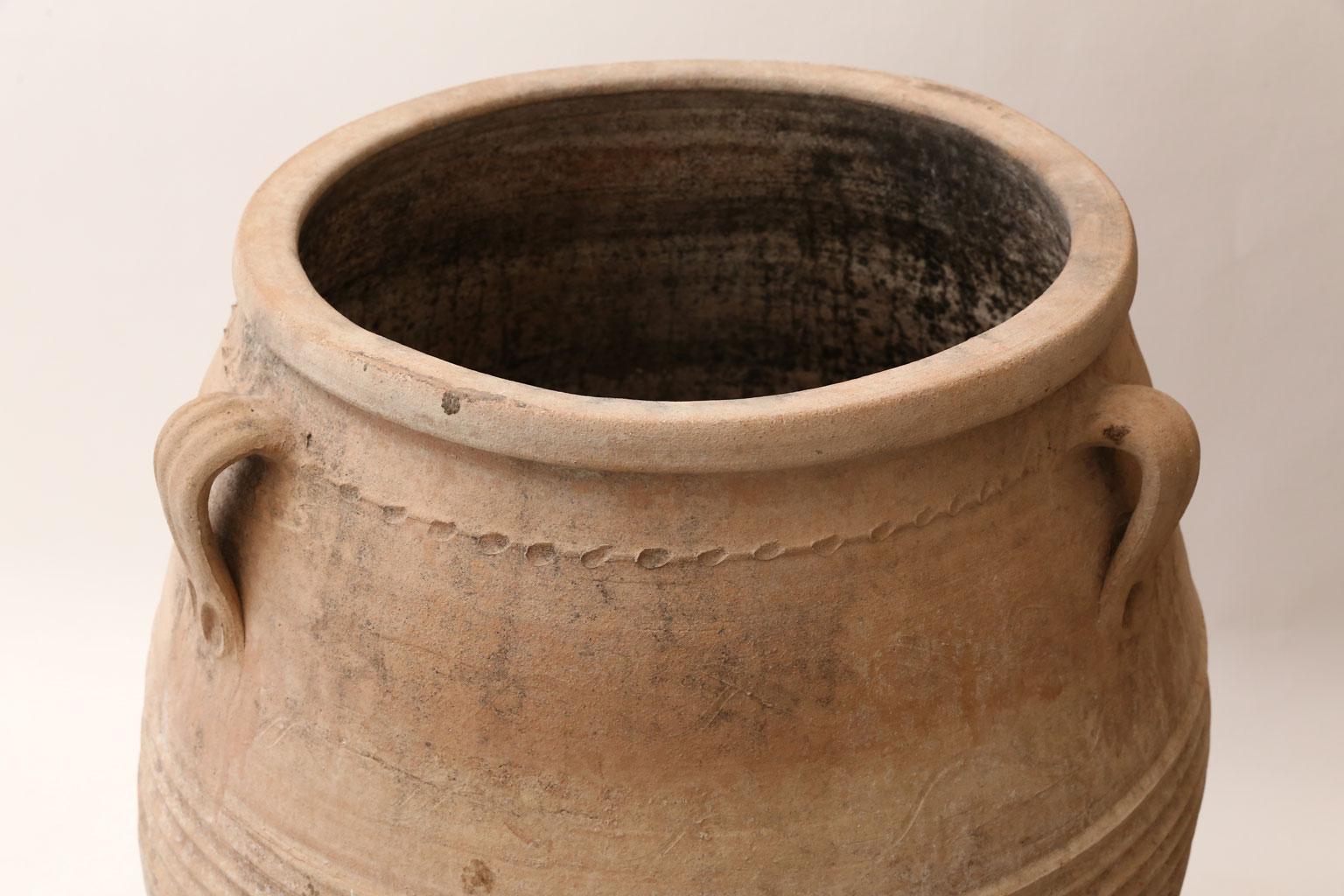 Antiker griechischer Olivenkrug (Terrakotta)