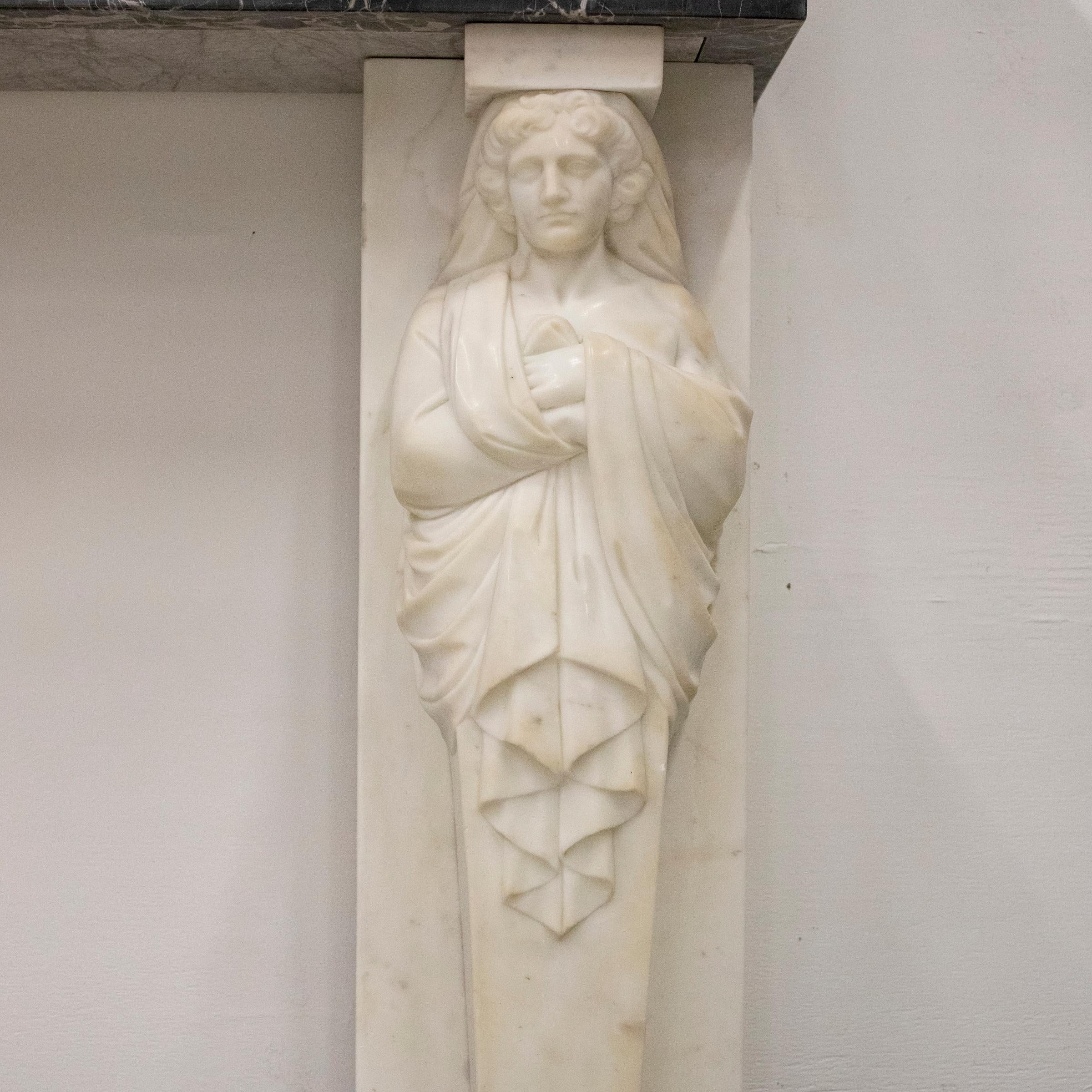 Une cheminée en marbre statuaire de style néo-grec avec des figures féminines cariatides, représentées en contemplation, soutient le Potoro sous la frise. Avec de fines sculptures d'ornements grecs alternant palmettes et motifs de lotus sur la frise