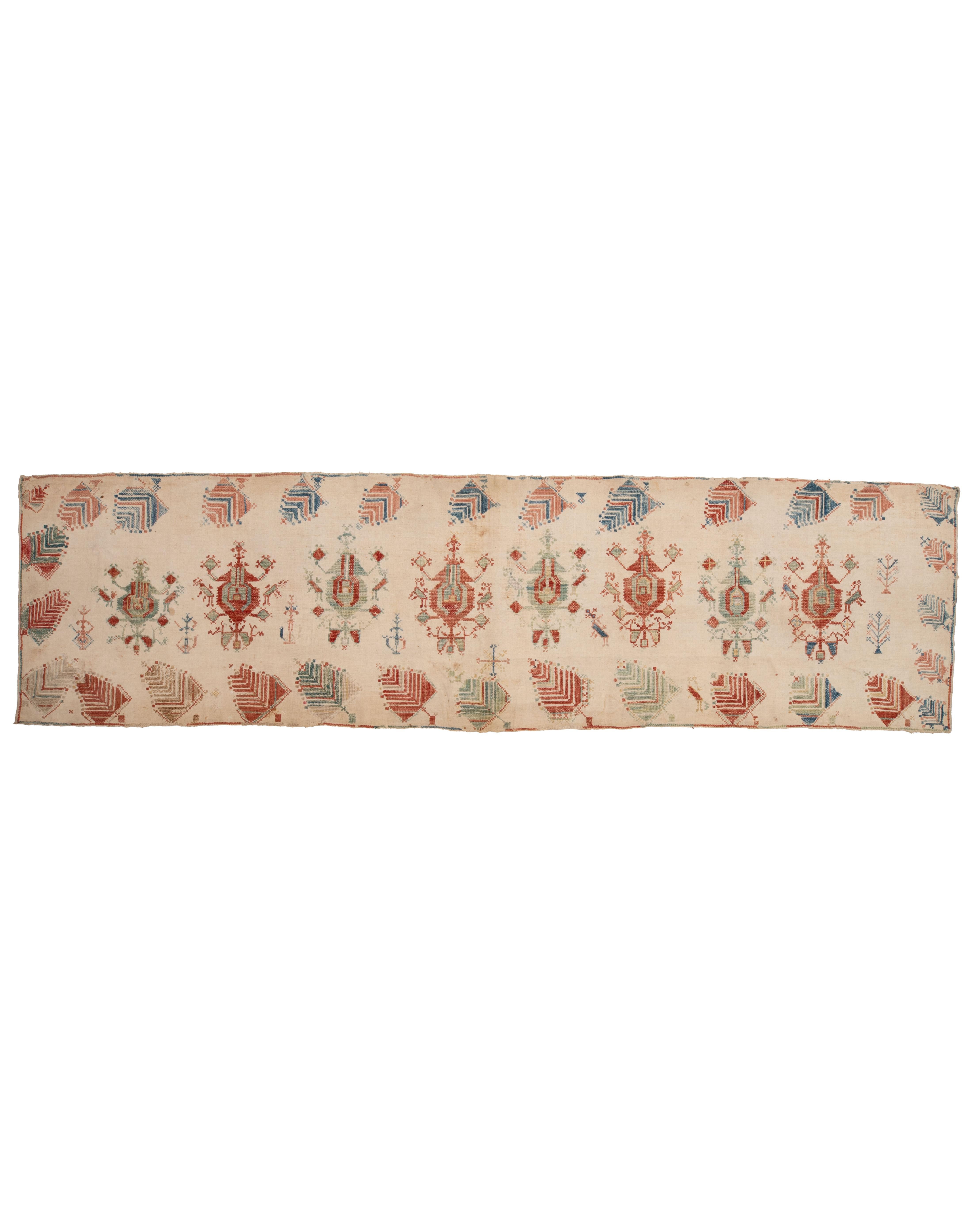 I ricami di Rhode sono famosi per le loro palette audaci, la struttura geometrica e la decorazione simbolica. Questi pezzi venivano tradizionalmente realizzati per la dote della sposa e utilizzati come mantovane per il letto, copri cassapanche o