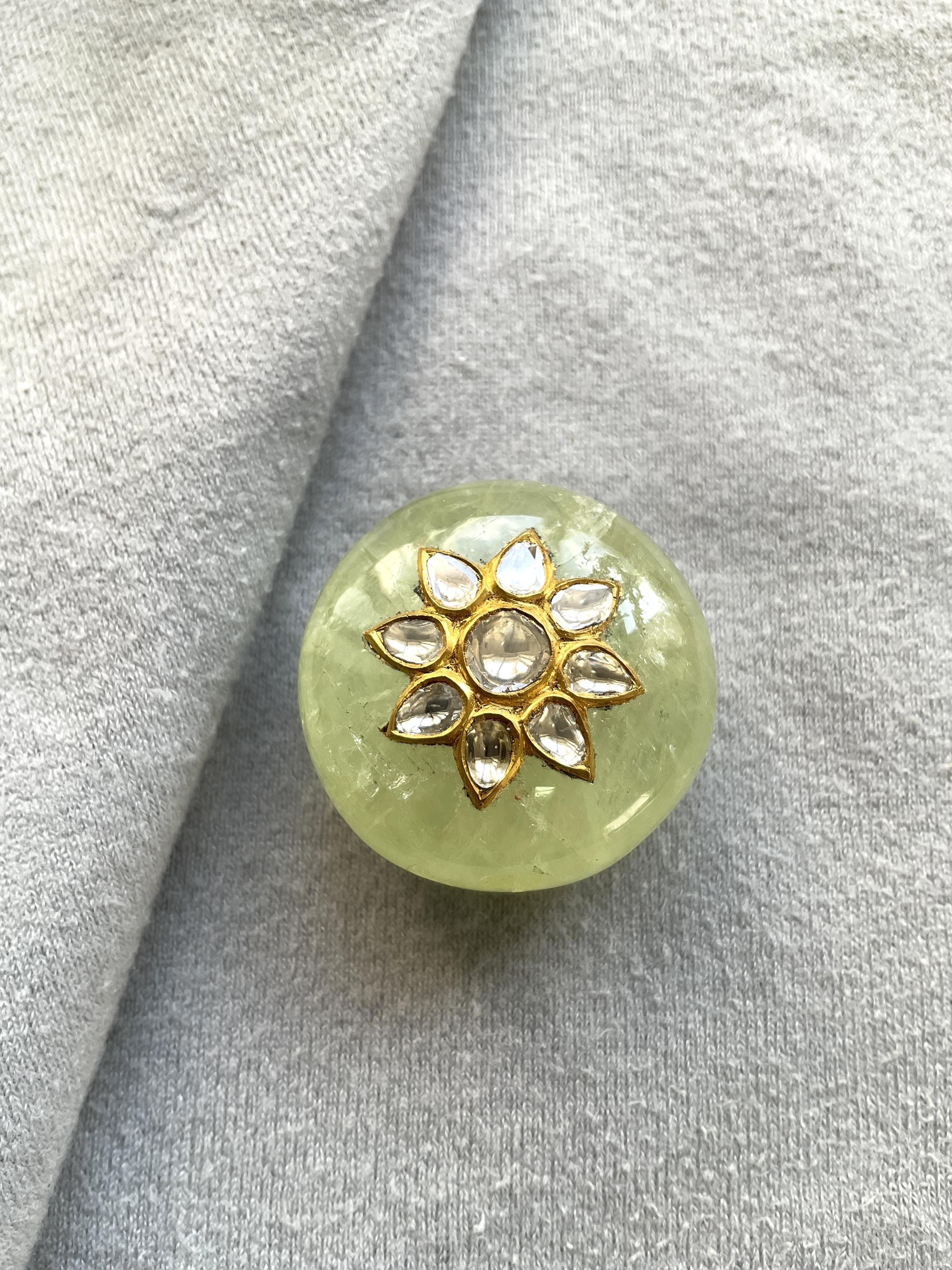 Femenino o masculino Antiguo berilo verde 146,20 quilates Gema con 22kOro trabajado a mano con diamantes naturales en venta