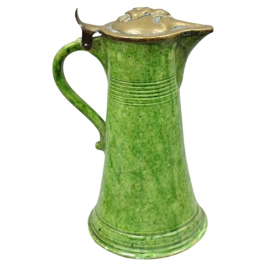 Ancien pichet gothique en céramique verte de la Renaissance avec couvercle en laiton en forme d'armure de soldat en vente