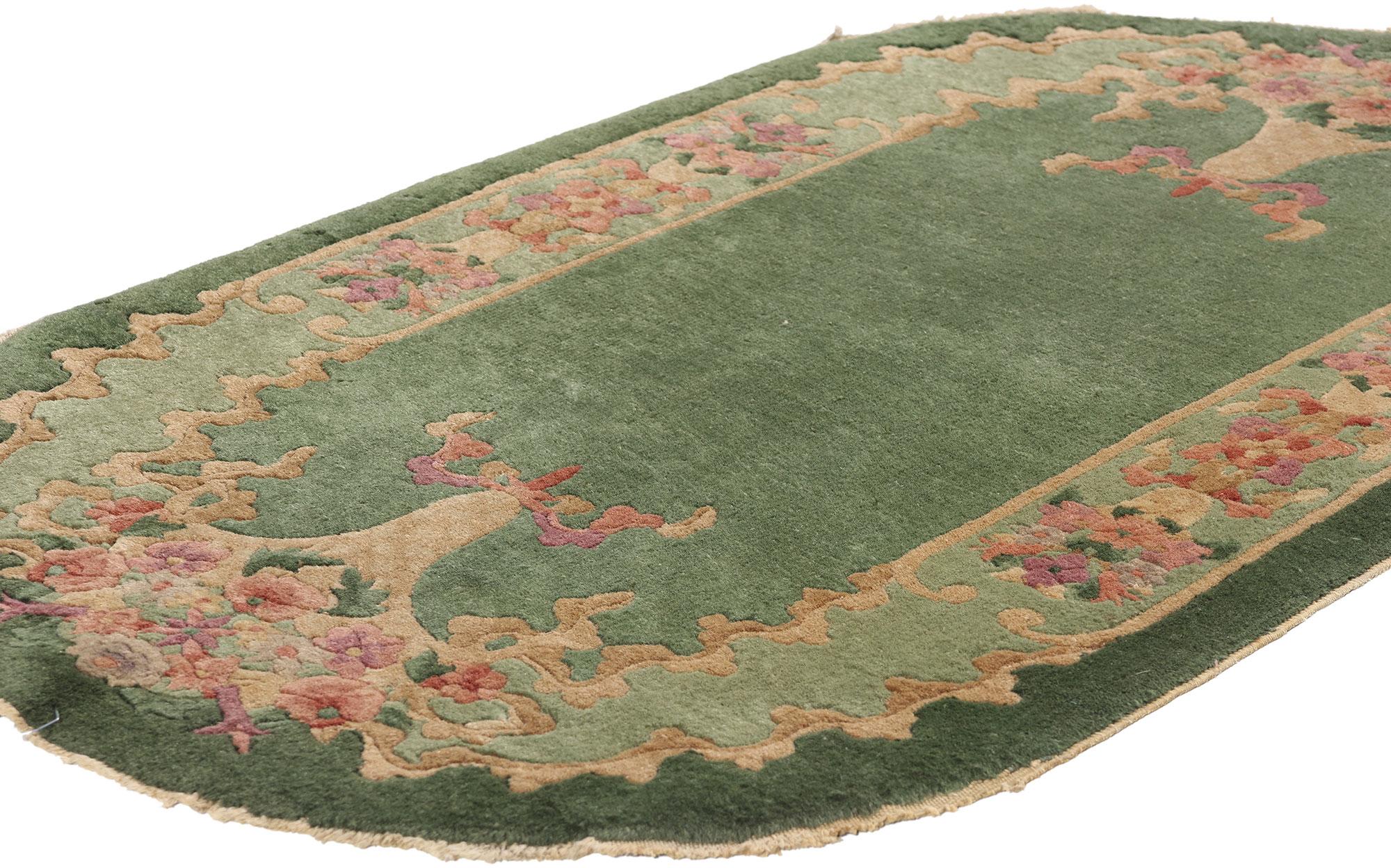 78991 Tapis ovale Art déco chinois vert antique, 02'07 x 04'05. Cet exquis tapis chinois antique Art déco en laine nouée à la main est un exemple captivant de l'élégance et du savoir-faire des fabricants de tapis chinois du début du XXe siècle.
