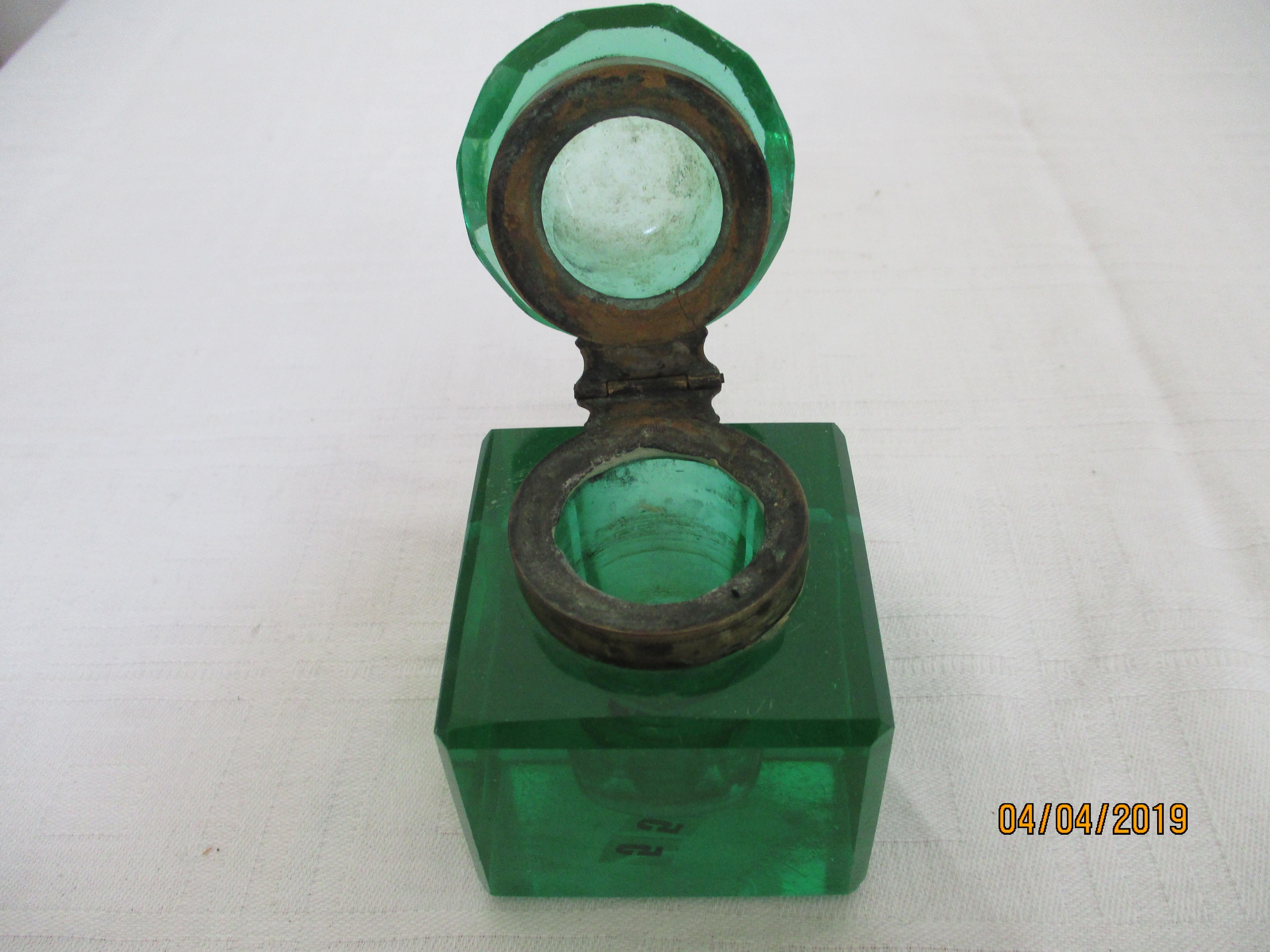 Antikes Tintenfass aus Uraniumglas mit grünem Schliff (Europäisch) im Angebot