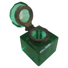Encrier antique en verre d'uranium taillé vert