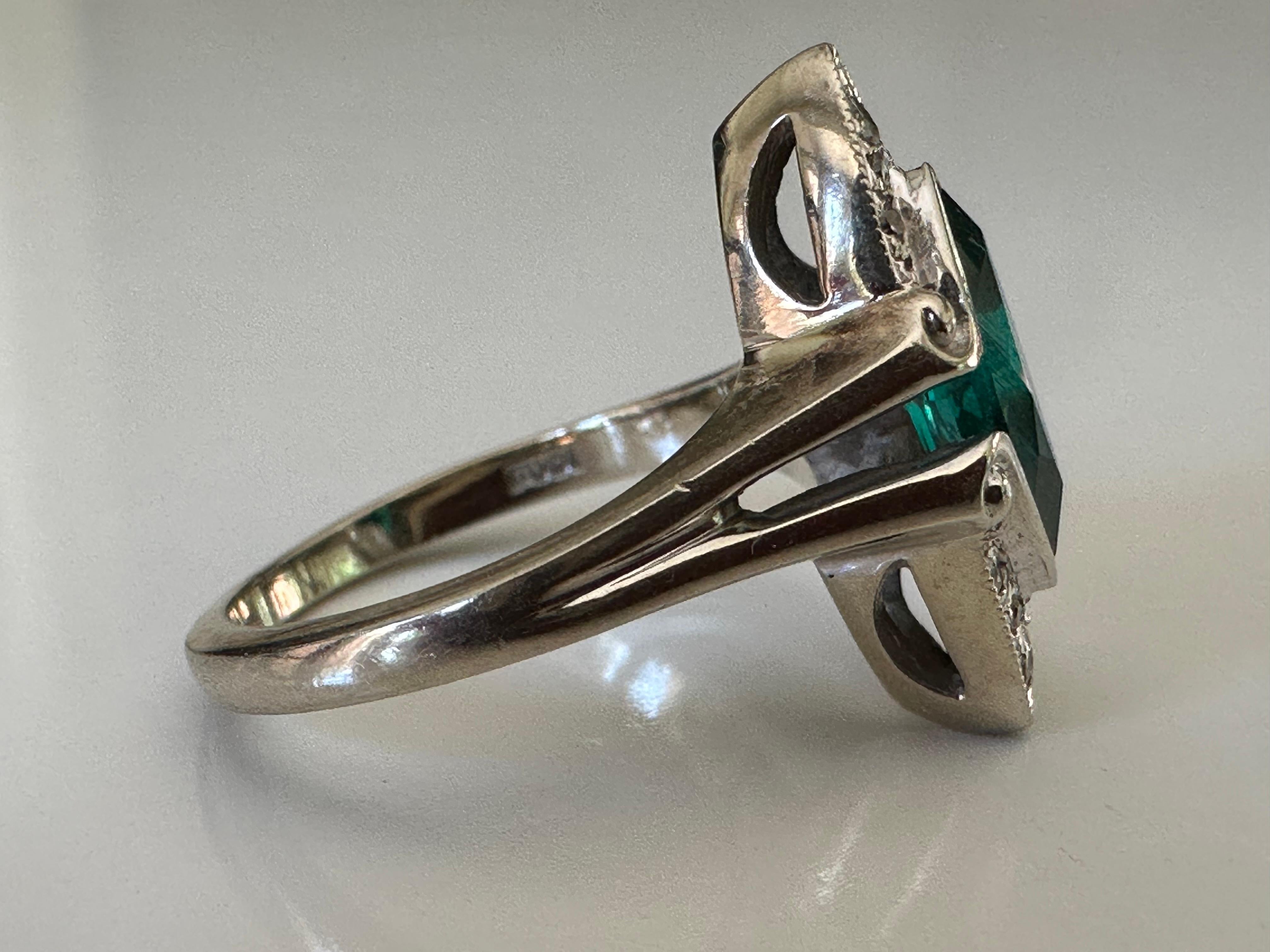 Antiker Navette-Esstellerring mit grünem Smaragd und Diamant  (Marquiseschliff) im Angebot