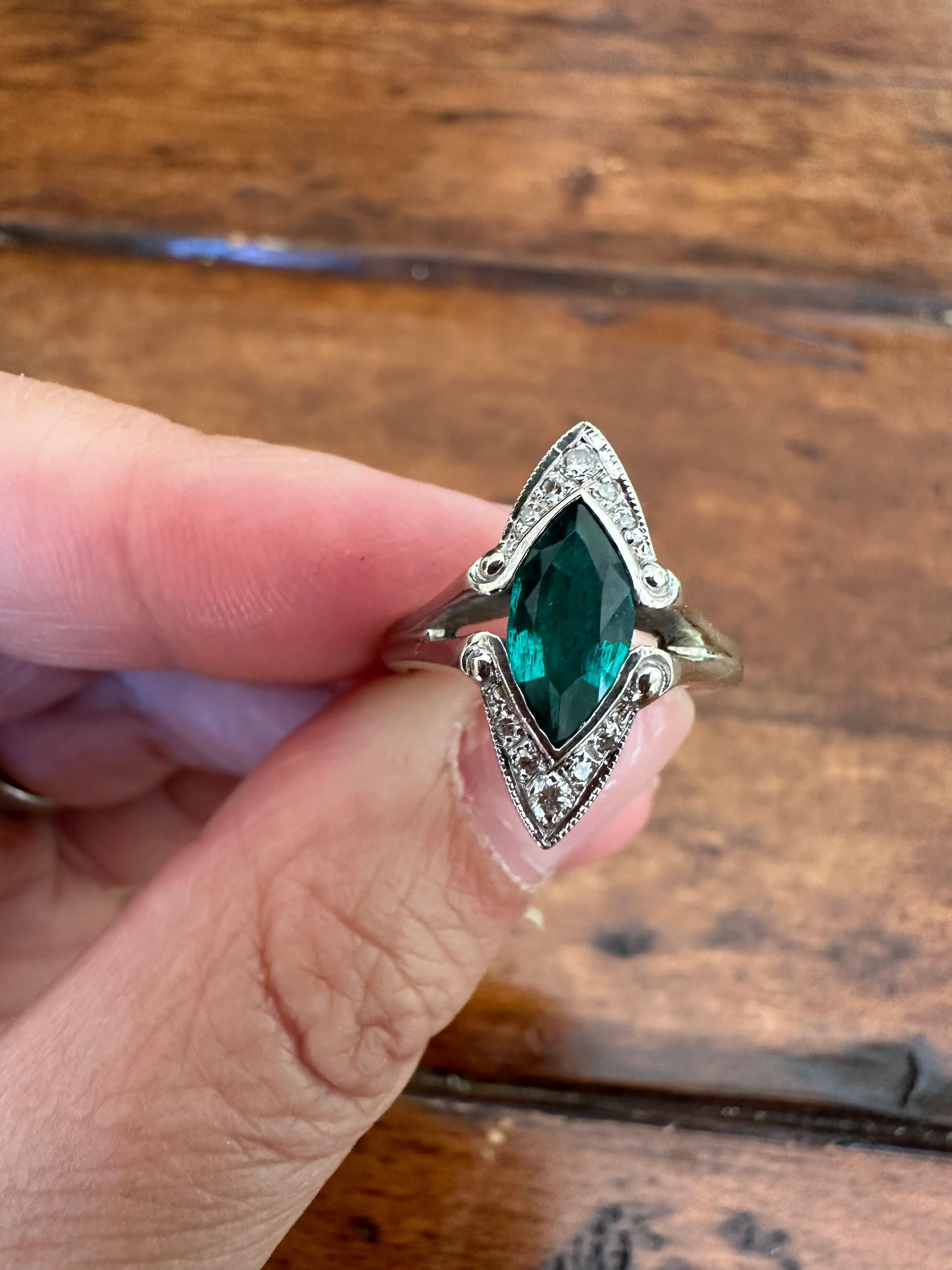 Antiker Navette-Esstellerring mit grünem Smaragd und Diamant  im Zustand „Gut“ im Angebot in Denver, CO
