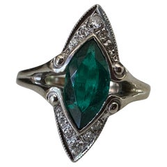 Bague de table ancienne en émeraude verte et diamant Navette