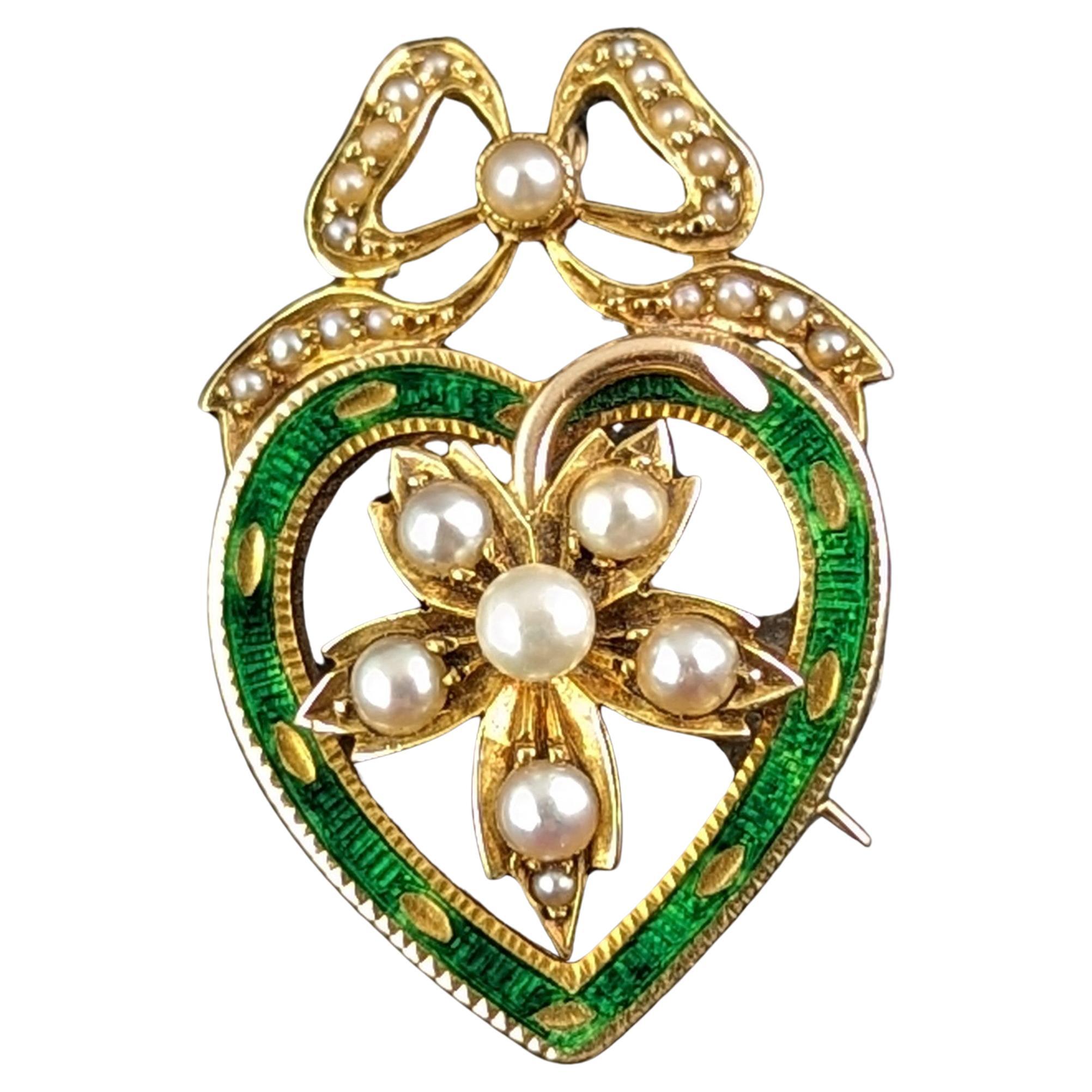 Broche pendentif cœur ancienne en émail vert et perles, or jaune 9 carats 