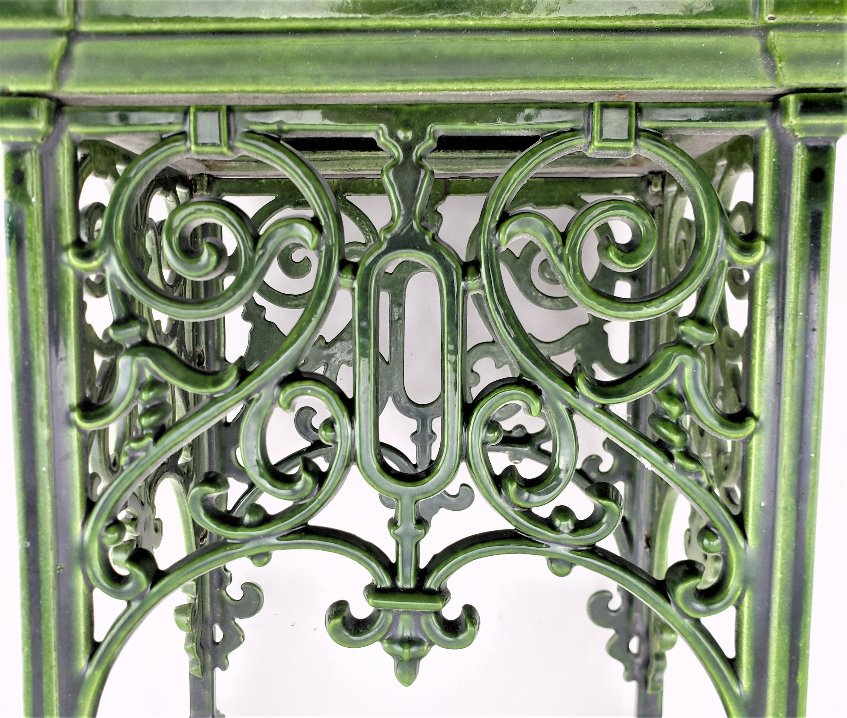 Antiker grüner emaillierter Rohr- oder Schirmständer aus Gusseisen mit Messingakzenten (20. Jahrhundert) im Angebot