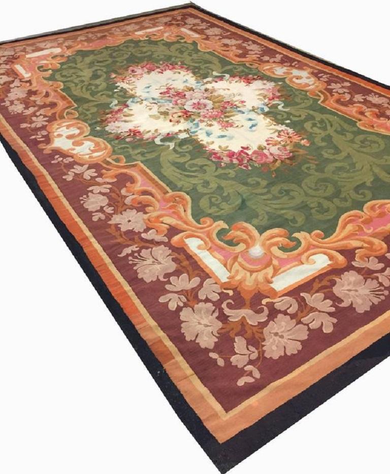 Tappeto Aubusson francese verde antico 8'6 x 13'8 In condizioni buone in vendita a New York, NY