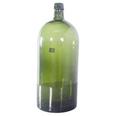 Bouteille antique en verre vert pour conserver le vin