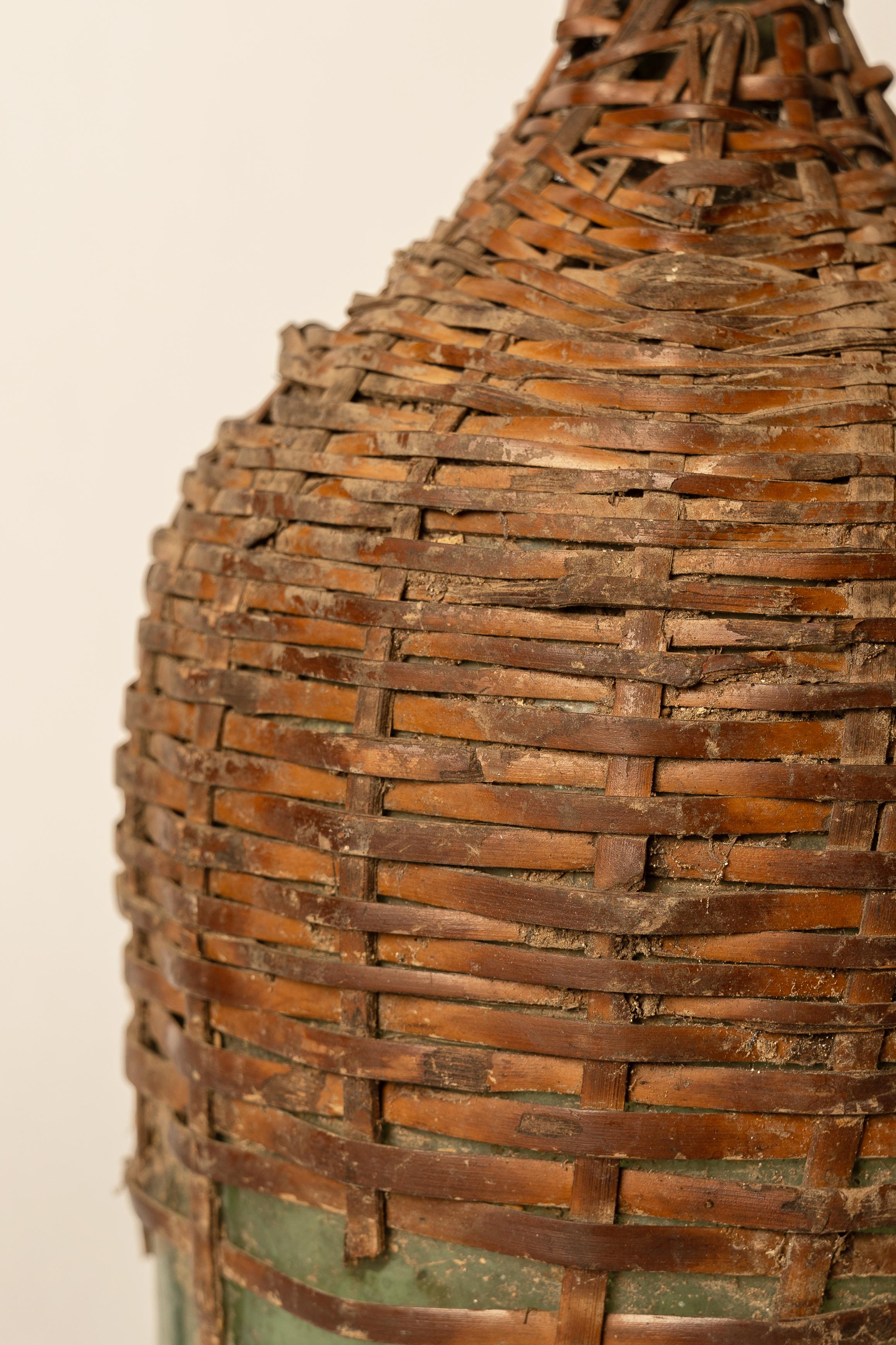 Antique Green Glass Carboy with Wicker Cover In Fair Condition For Sale In Guadalajra, Jal