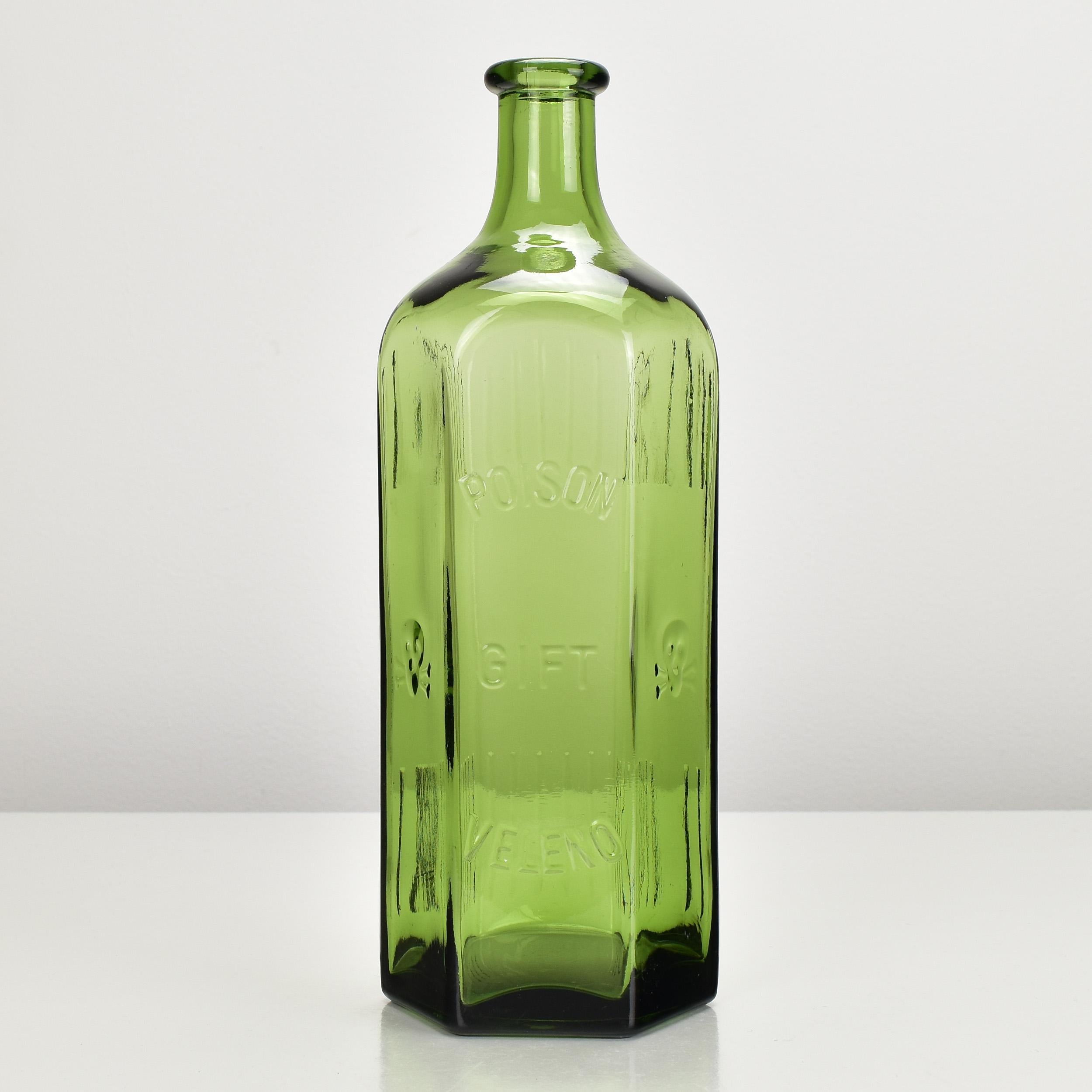 Una rara bottiglia di veleno in vetro verde antico o vintage di grandi dimensioni con teschio e ossa incrociate in rilievo. Ottimo pezzo di decorazione o vaso per fiori.