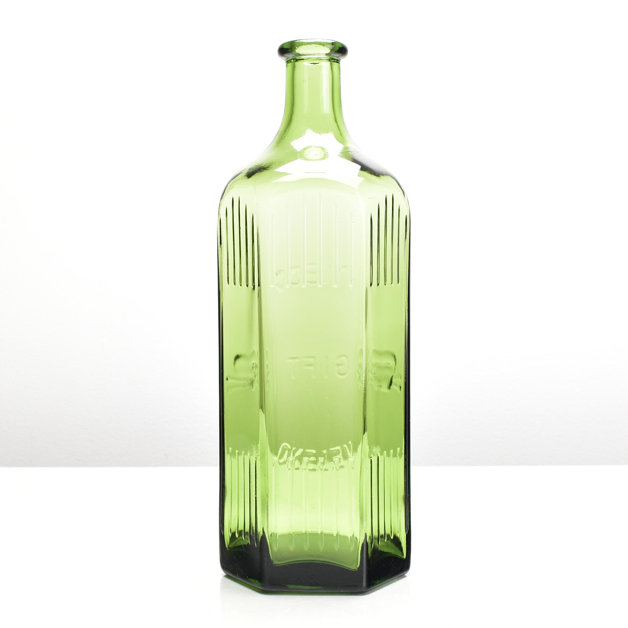 Antikes grünes Glas Poison-Flaschengefäß mit Totenkopf und Kreuzblumen, Apotheker Chemist (Deutsch) im Angebot